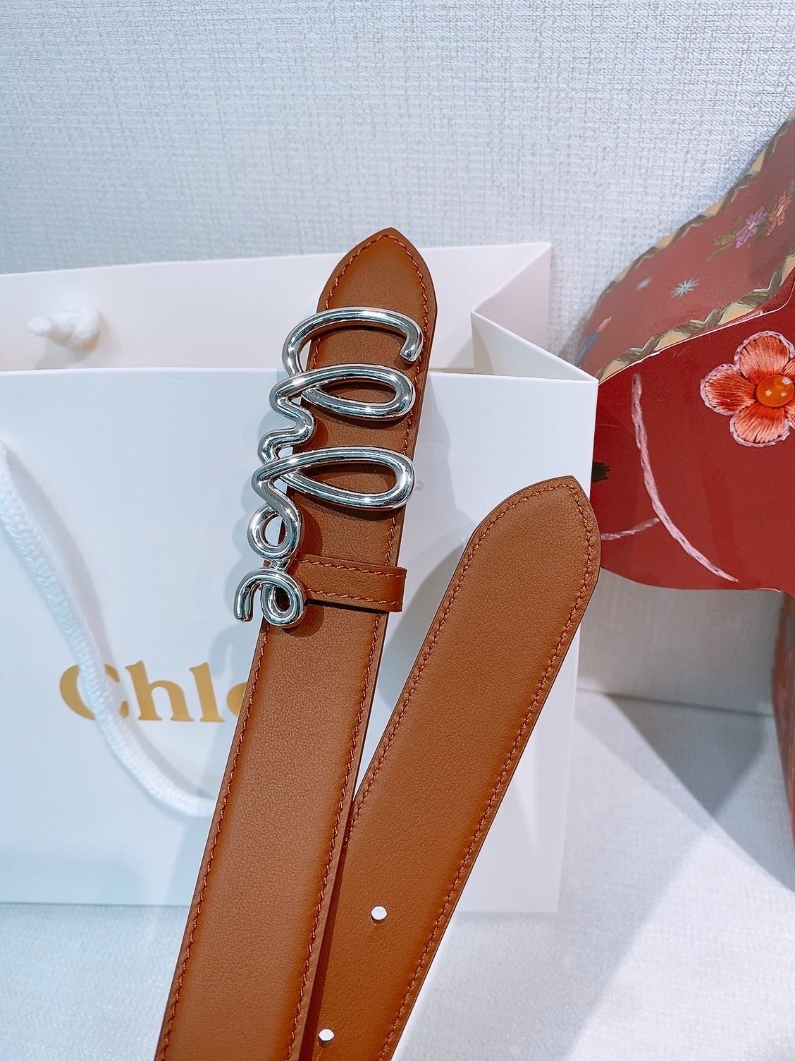 CHLOé ICONIC腰带采用小牛皮制成 配以一个可拆卸金色黄铜材质搭扣-Top High Quatity Cheap Sneakers Fashion Clothing Clothes Bags handbags Shoes of all Brand wholesale With The best Quality And Beautiful Price from China Factory Chinese suppliers wholesaler seller CHLOé ICONIC腰带采用小牛皮制成 配以一个可拆卸金色黄铜材质搭扣