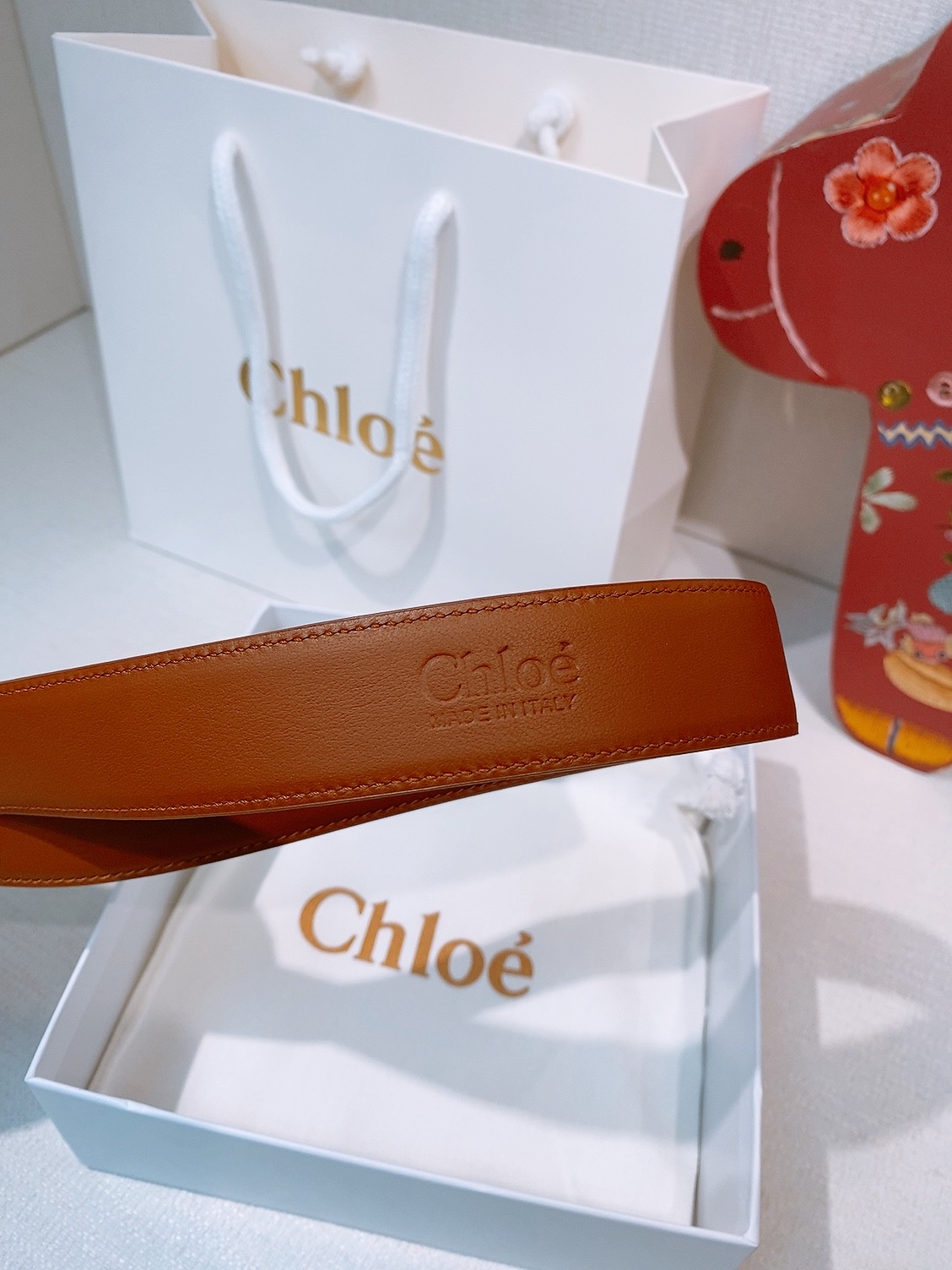 CHLOé ICONIC腰带采用小牛皮制成 配以一个可拆卸金色黄铜材质搭扣-Top High Quatity Cheap Sneakers Fashion Clothing Clothes Bags handbags Shoes of all Brand wholesale With The best Quality And Beautiful Price from China Factory Chinese suppliers wholesaler seller CHLOé ICONIC腰带采用小牛皮制成 配以一个可拆卸金色黄铜材质搭扣