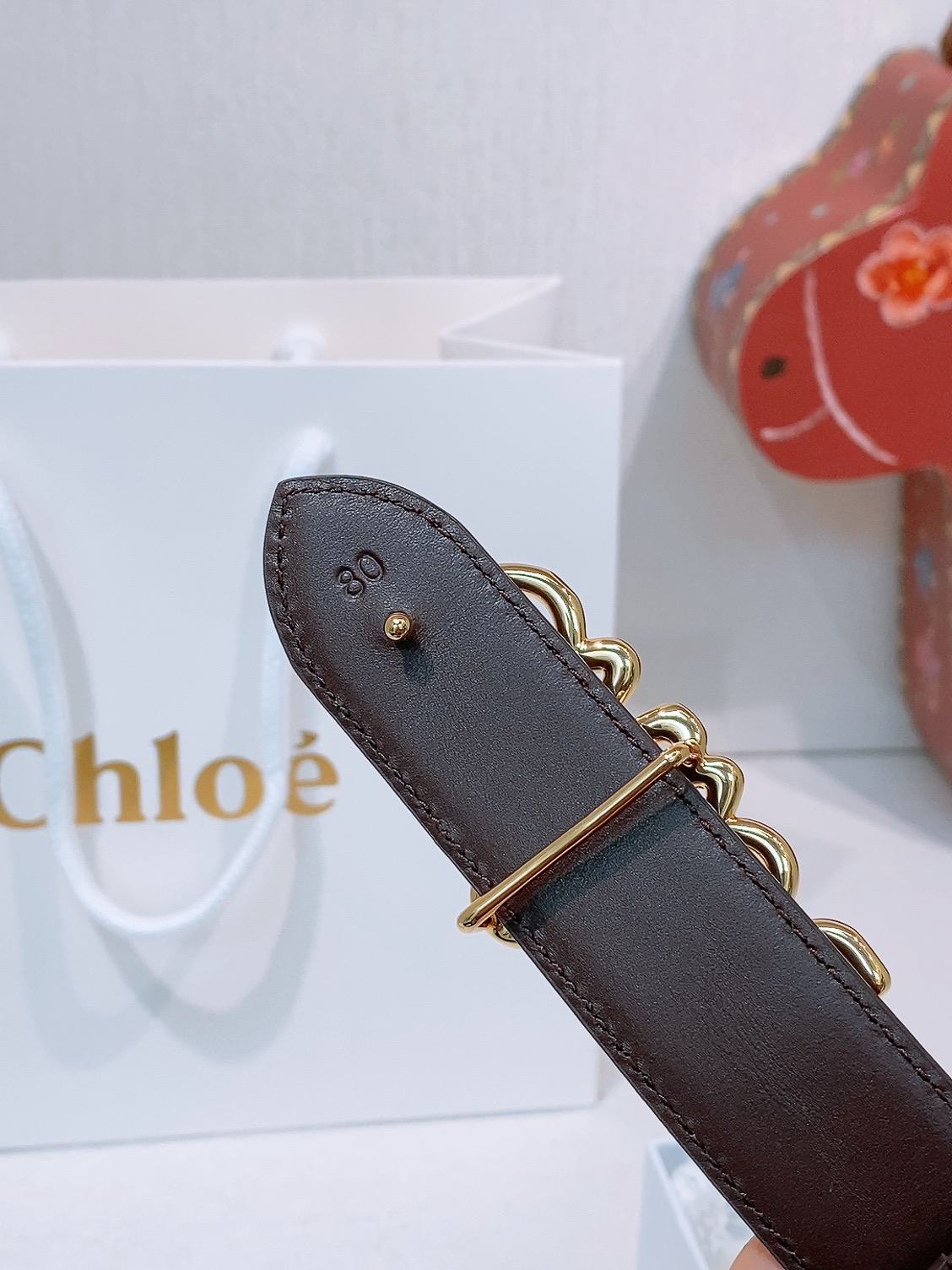 CHLOé ICONIC腰带采用小牛皮制成 配以一个可拆卸金色黄铜材质搭扣