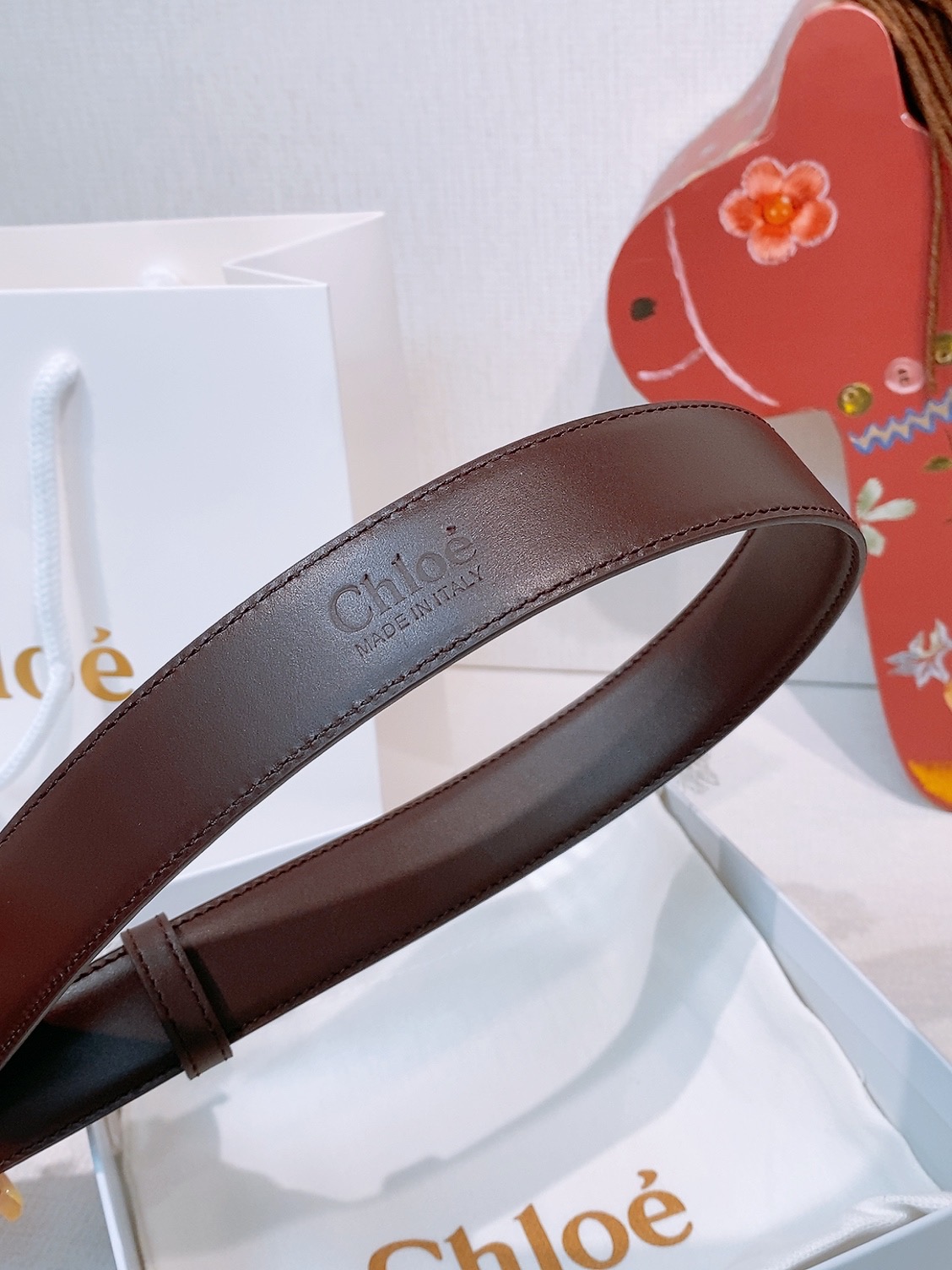 CHLOé ICONIC腰带采用小牛皮制成 配以一个可拆卸金色黄铜材质搭扣
