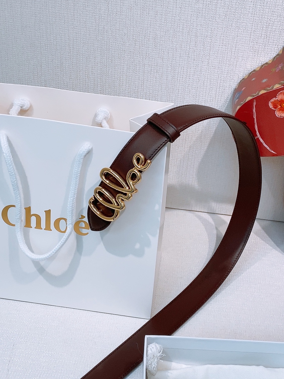 CHLOé ICONIC腰带采用小牛皮制成 配以一个可拆卸金色黄铜材质搭扣
