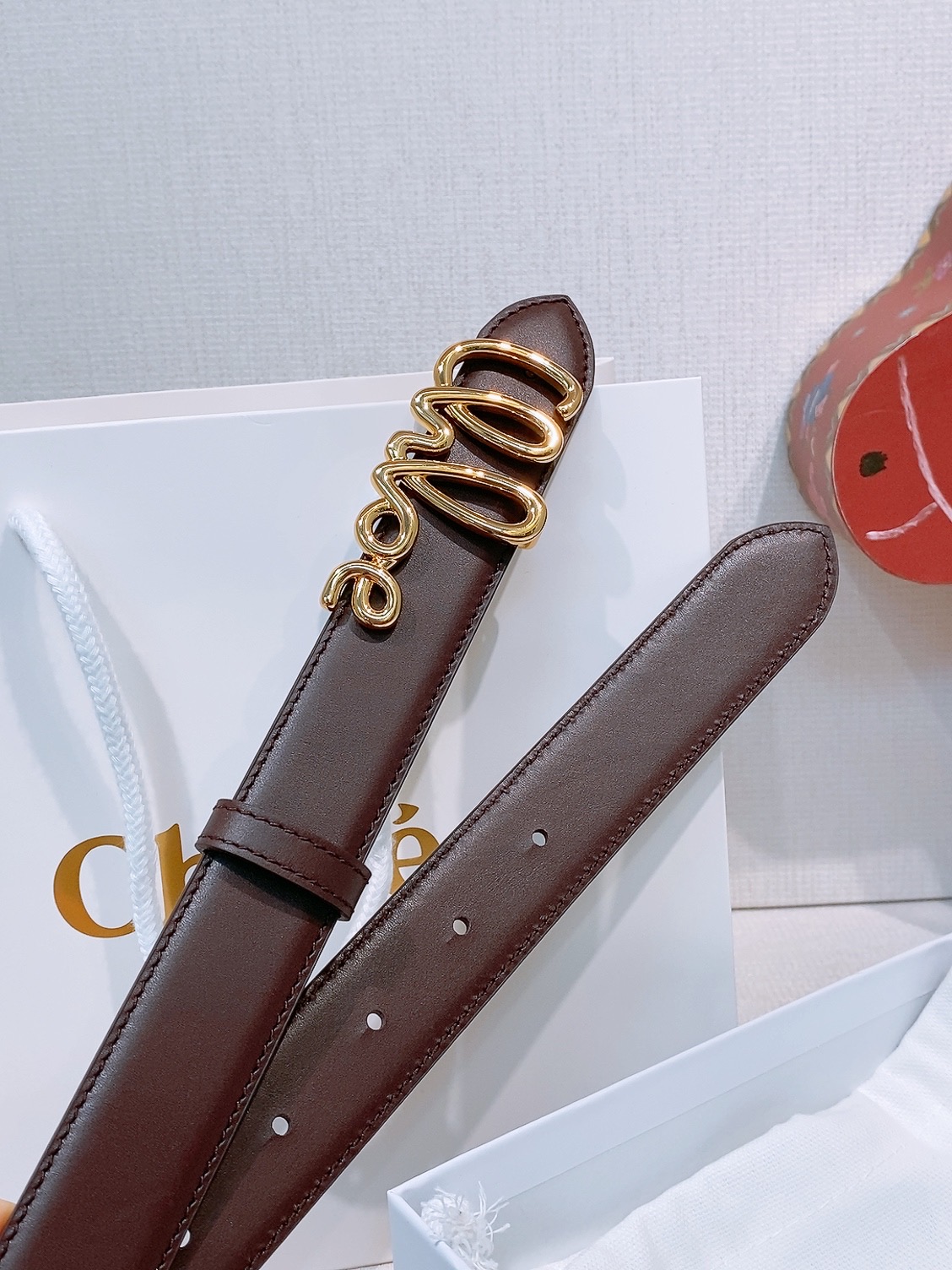 CHLOé ICONIC腰带采用小牛皮制成 配以一个可拆卸金色黄铜材质搭扣