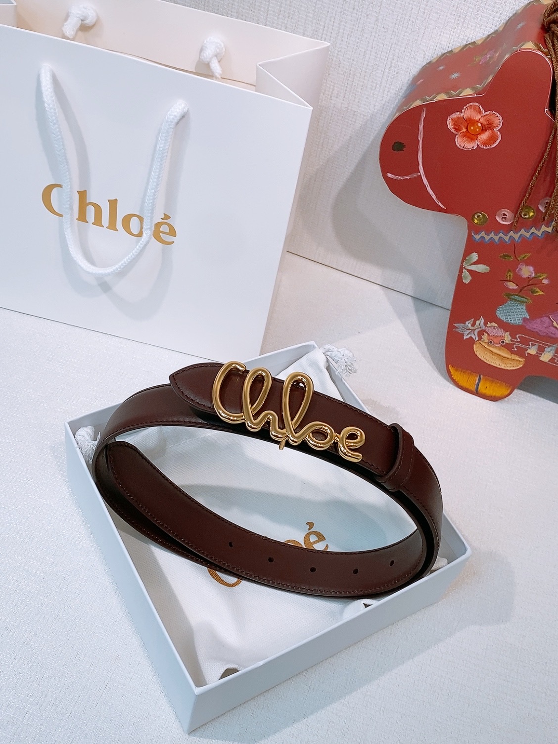 CHLOé ICONIC腰带采用小牛皮制成 配以一个可拆卸金色黄铜材质搭扣