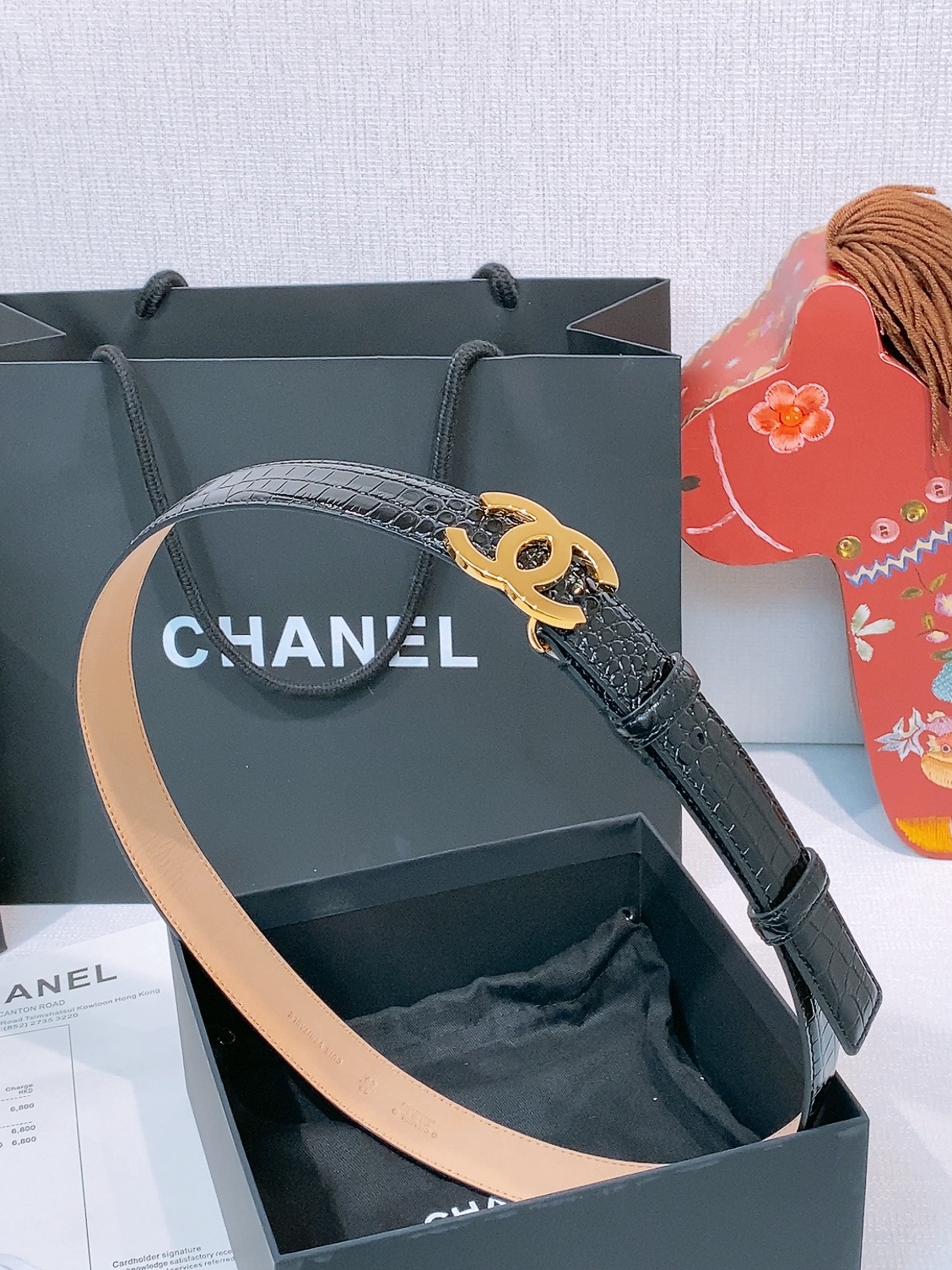NO:820850,chanel Xiangjia women's belt Xiangjia's new women's belt, versatile goddess accessories, letter CC buckle, brass gold metal, durable and non-fading, the belt is made of patent leather crocodile pattern calfskin, tree paste cowhide bottom, the leather is soft and delicate, feels good, and the details are in place. Width 3.0cm, belt, chanel, chanel, cowhide19860909chanel 香家女士腰带 香家新款女士皮带,百搭女神配饰,字母CC扣,黄铜金色金属,耐用不掉色,带身采用漆皮面鳄鱼纹小牛皮,树膏牛皮底 皮质柔软 细腻,手感好,细节都很到位. 宽度3.0cm,皮带,chanel,chanel,cowhide,Belt