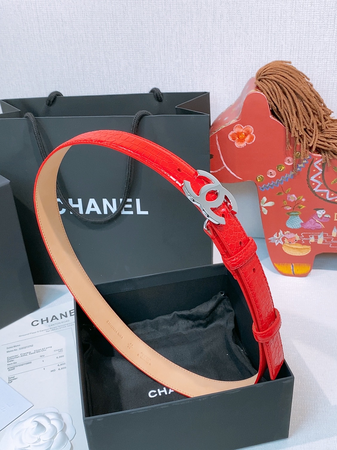 NO:820814,chanel Xiangjia women's belt Xiangjia's new women's belt, versatile goddess accessories, letter CC buckle, brass gold metal, durable and non-fading, the belt is made of patent leather crocodile pattern calfskin, tree paste cowhide bottom, the leather is soft and delicate, feels good, and the details are in place. Width 3.0cm, belt, chanel, chanel, cowhide19860909chanel 香家女士腰带 香家新款女士皮带,百搭女神配饰,字母CC扣,黄铜金色金属,耐用不掉色,带身采用漆皮面鳄鱼纹小牛皮,树膏牛皮底 皮质柔软 细腻,手感好,细节都很到位. 宽度3.0cm,皮带,chanel,chanel,cowhide,Belt