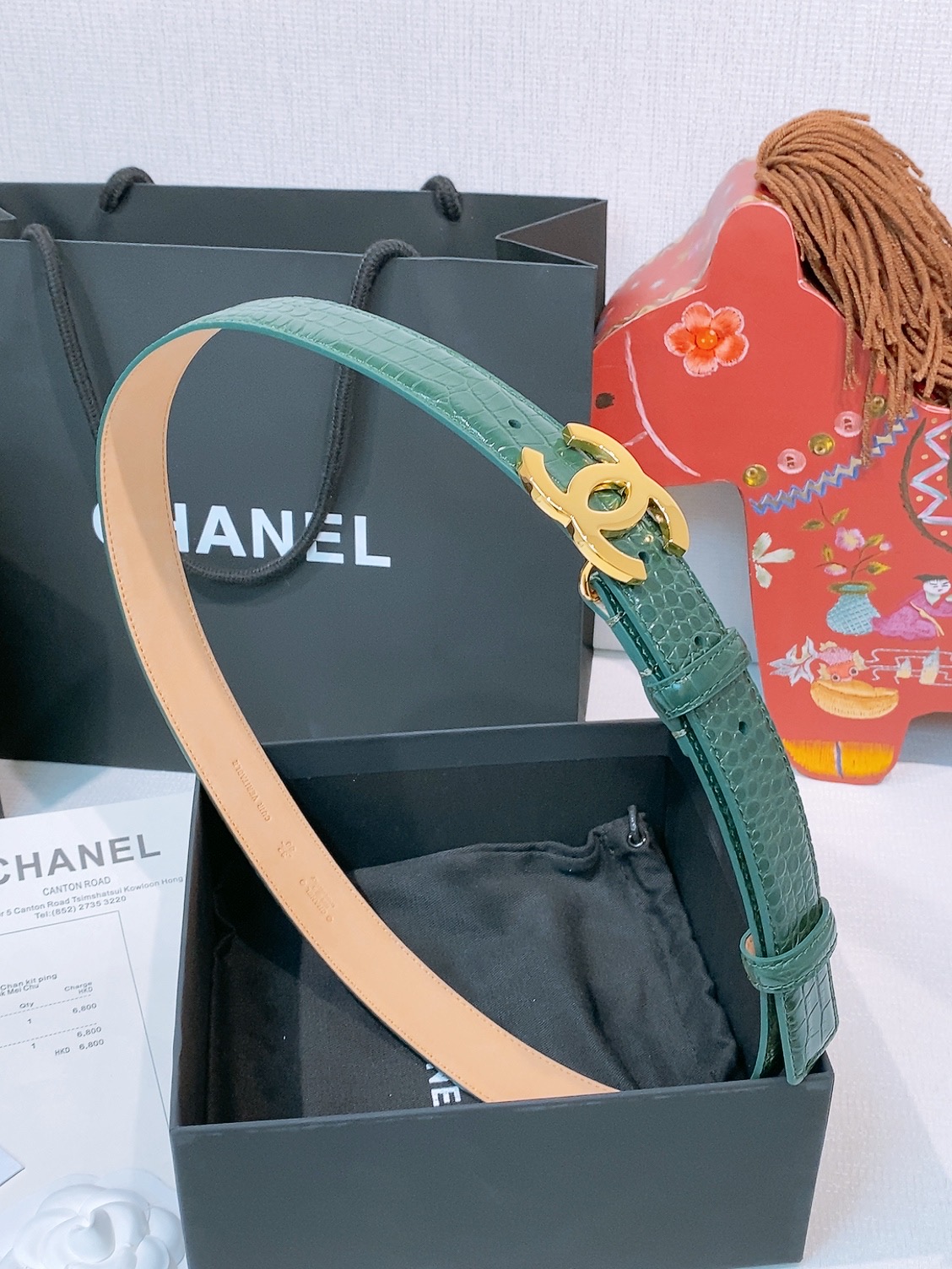 NO:924692,-chanel Xiangjia women's belt Xiangjia's new women's belt, versatile goddess accessories, letter CC buckle, brass gold metal, durable and non-fading, the belt is made of patent leather crocodile pattern calfskin, tree paste cowhide bottom, the leather is soft and delicate, feels good, and the details are in place. Width 3.0cm, belt, chanel, chanel, cowhide19860909-chanel 香家女士腰带 香家新款女士皮带,百搭女神配饰,字母CC扣,黄铜金色金属,耐用不掉色,带身采用漆皮面鳄鱼纹小牛皮,树膏牛皮底 皮质柔软 细腻,手感好,细节都很到位. 宽度3.0cm,皮带,chanel,chanel,cowhide,Belt