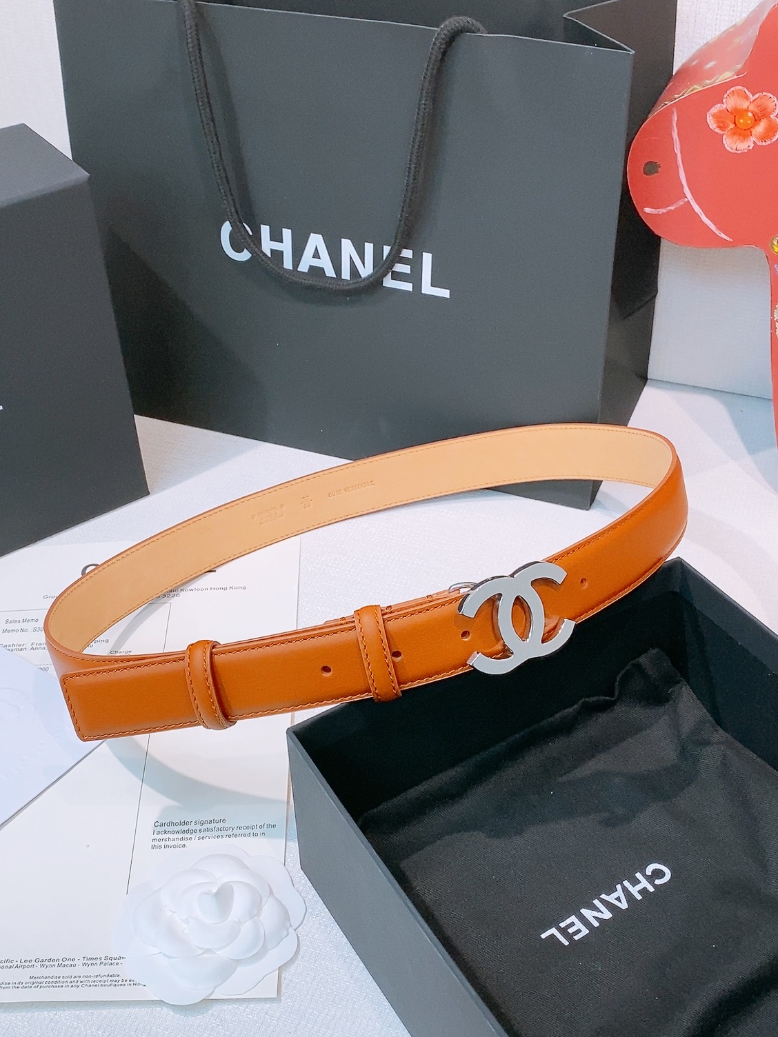 NO:820828,chanel Xiangjia women's belt Xiangjia's new women's belt, versatile goddess accessories, letter CC buckle, brass gold metal, durable and non-fading, the belt is made of patent leather crocodile pattern calfskin, tree paste cowhide bottom, the leather is soft and delicate, feels good, and the details are in place. Width 3.0cm, belt, chanel, chanel, cowhide19860909chanel 香家女士腰带 香家新款女士皮带,百搭女神配饰,字母CC扣,黄铜金色金属,耐用不掉色,带身采用漆皮面鳄鱼纹小牛皮,树膏牛皮底 皮质柔软 细腻,手感好,细节都很到位. 宽度3.0cm,皮带,chanel,chanel,cowhide,Belt