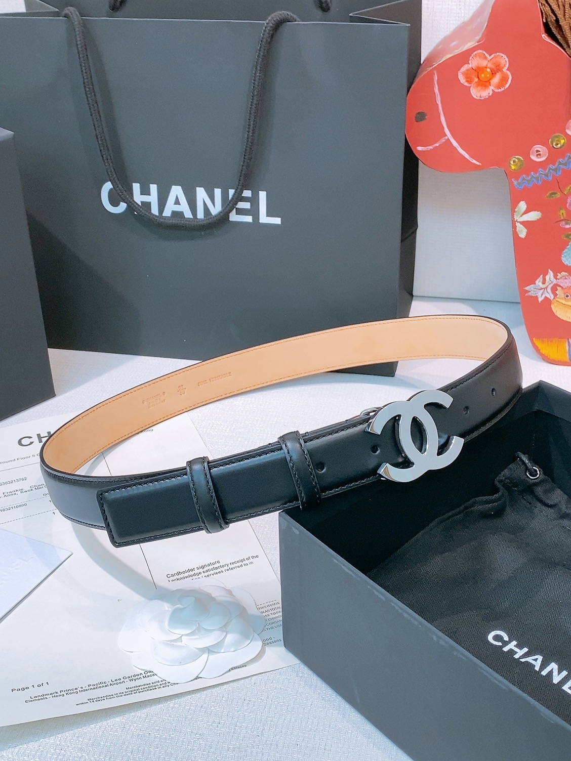 NO:924701,chanel Xiangjia women's belt Xiangjia's new women's belt, versatile goddess accessories, letter CC buckle, brass gold metal, durable and non-fading, the belt is made of imported calfskin, tree paste cowhide bottom, the leather is soft and delicate, feels good, and the details are in place. Width 3.0cm, belt, chanel, chanel, cowhide19860909chanel 香家女士腰带 香家新款女士皮带,百搭女神配饰,字母CC扣,黄铜金色金属,耐用不掉色,带身采用进口小牛皮,树膏牛皮底 皮质柔软 细腻,手感好,细节都很到位. 宽度3.0cm,皮带,chanel,chanel,cowhide,Belt