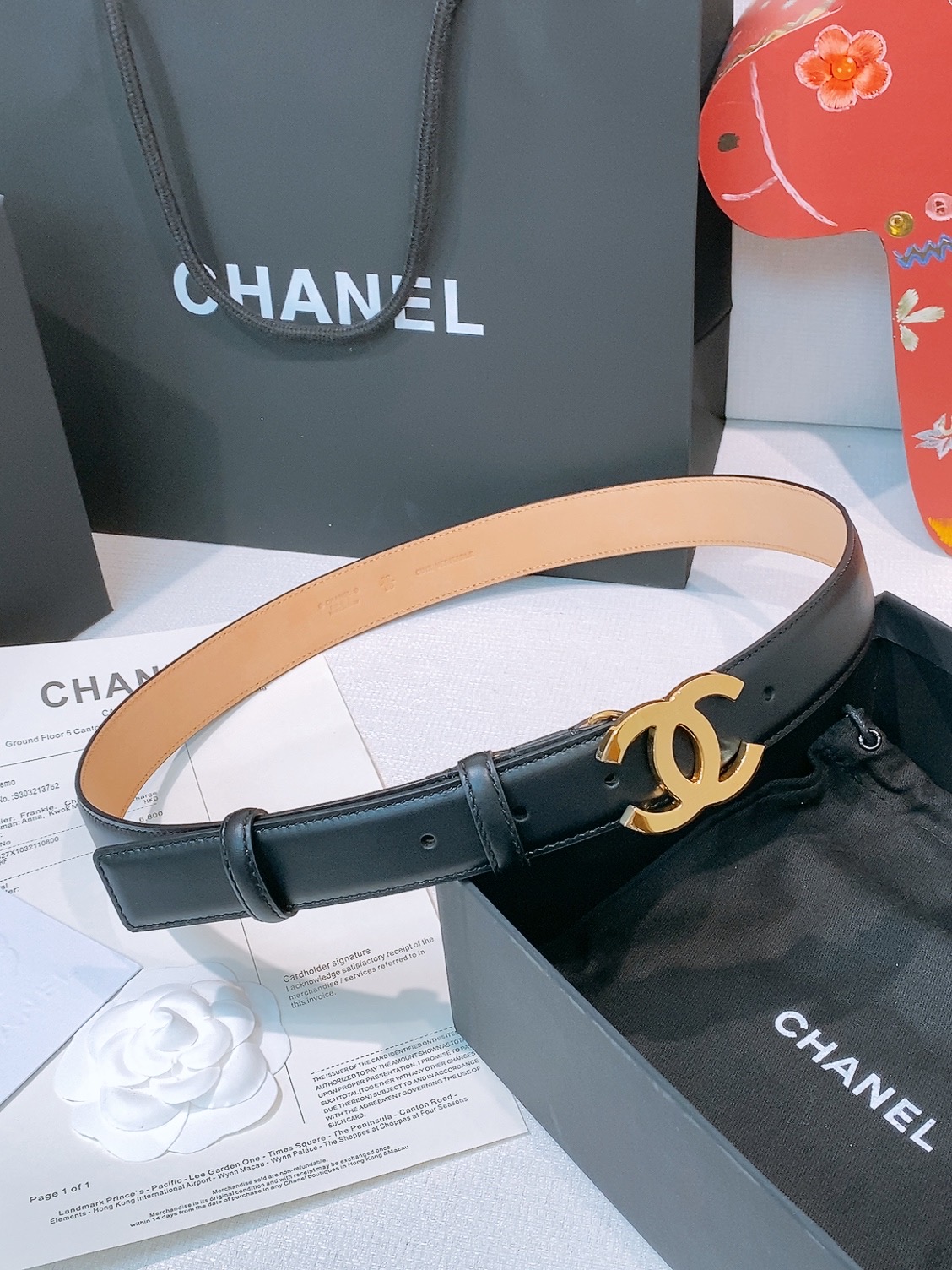 NO:820833,chanel Xiangjia women's belt Xiangjia's new women's belt, versatile goddess accessories, letter CC buckle, brass gold metal, durable and non-fading, the belt is made of imported calfskin, tree paste cowhide bottom, the leather is soft and delicate, feels good, and the details are in place. Width 3.0cm, belt, chanel, chanel, cowhide19860909chanel 香家女士腰带 香家新款女士皮带,百搭女神配饰,字母CC扣,黄铜金色金属,耐用不掉色,带身采用进口小牛皮,树膏牛皮底 皮质柔软 细腻,手感好,细节都很到位. 宽度3.0cm,皮带,chanel,chanel,cowhide,Belt