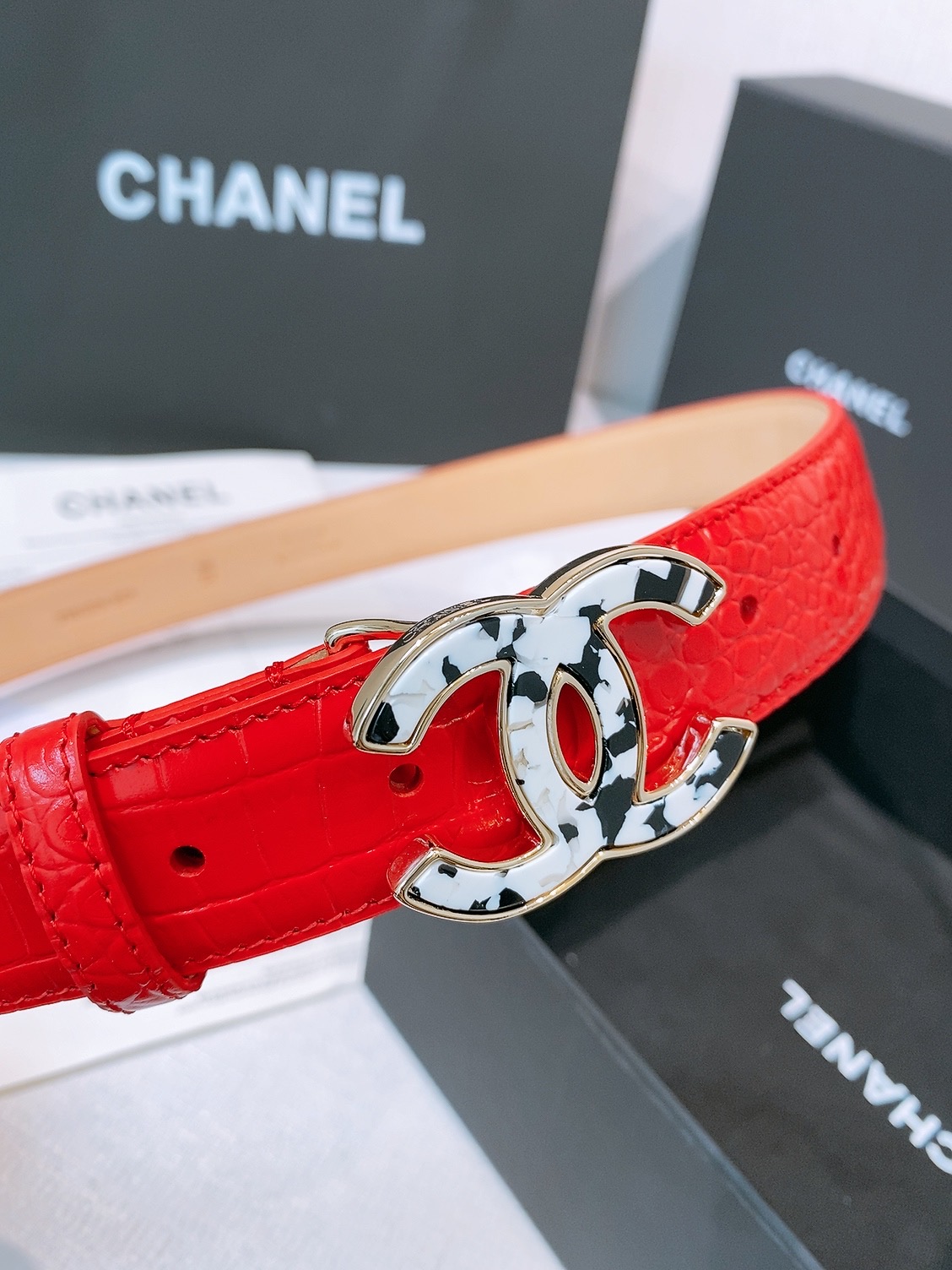 Chanel 宽度：𝟯 𝟬𝗰𝗺 香奈儿 CHANEL « 配全套 原包装 » 𝟐𝟔新款认图最新钢印 进口 小牛皮鳄鱼纹/+纯铜扣 开模对版正货钢印 细节完美一致