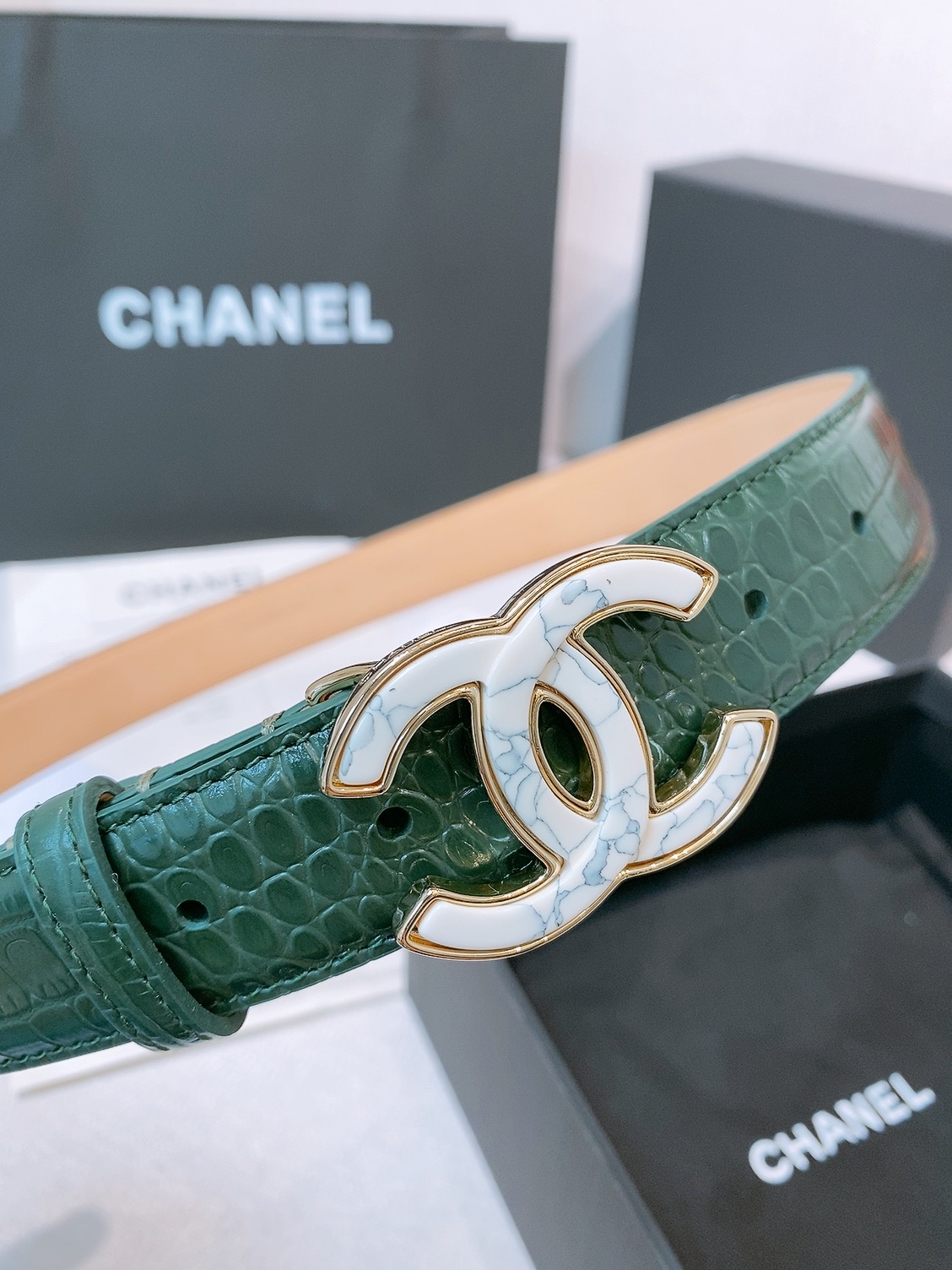 Chanel 宽度：𝟯 𝟬𝗰𝗺 香奈儿 CHANEL « 配全套 原包装 » 𝟐𝟔新款认图最新钢印 进口 小牛皮鳄鱼纹/+纯铜扣 开模对版正货钢印 细节完美一致
