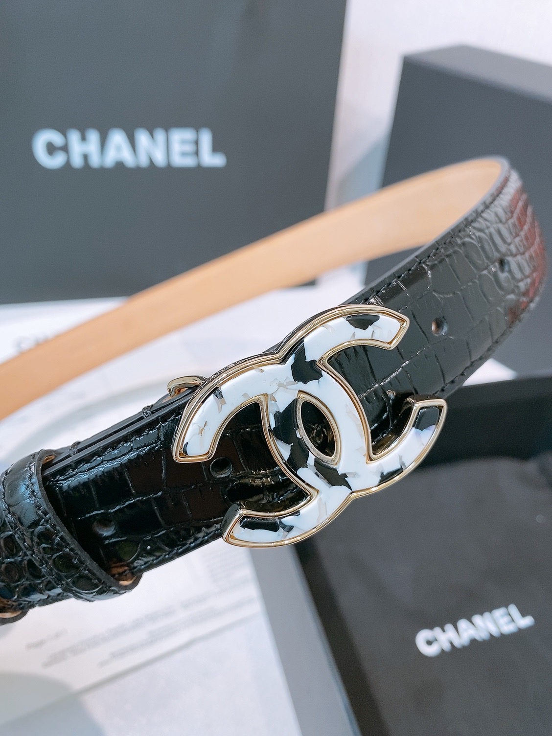 Chanel 宽度：𝟯 𝟬𝗰𝗺 香奈儿 CHANEL « 配全套 原包装 » 𝟐𝟔新款认图最新钢印 进口 小牛皮鳄鱼纹/+纯铜扣 开模对版正货钢印 细节完美一致
