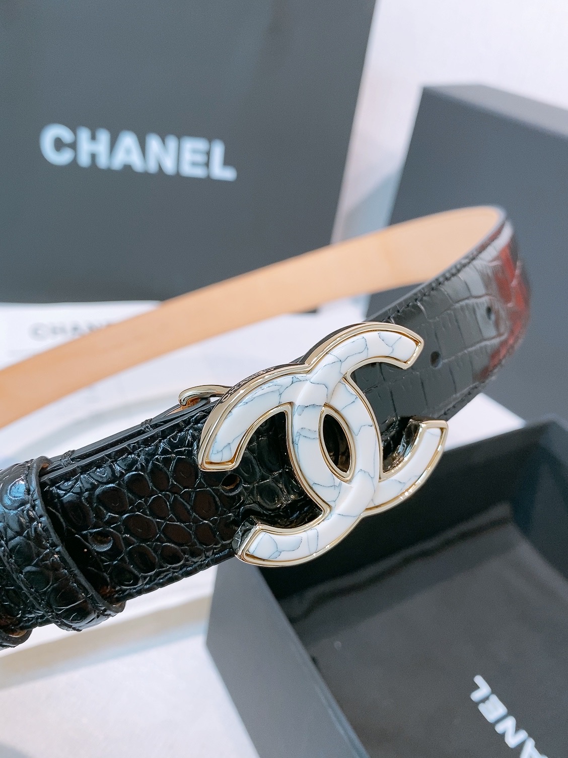 Chanel 宽度：𝟯 𝟬𝗰𝗺 香奈儿 CHANEL « 配全套 原包装 » 𝟐𝟔新款认图最新钢印 进口 小牛皮鳄鱼纹/+纯铜扣 开模对版正货钢印 细节完美一致