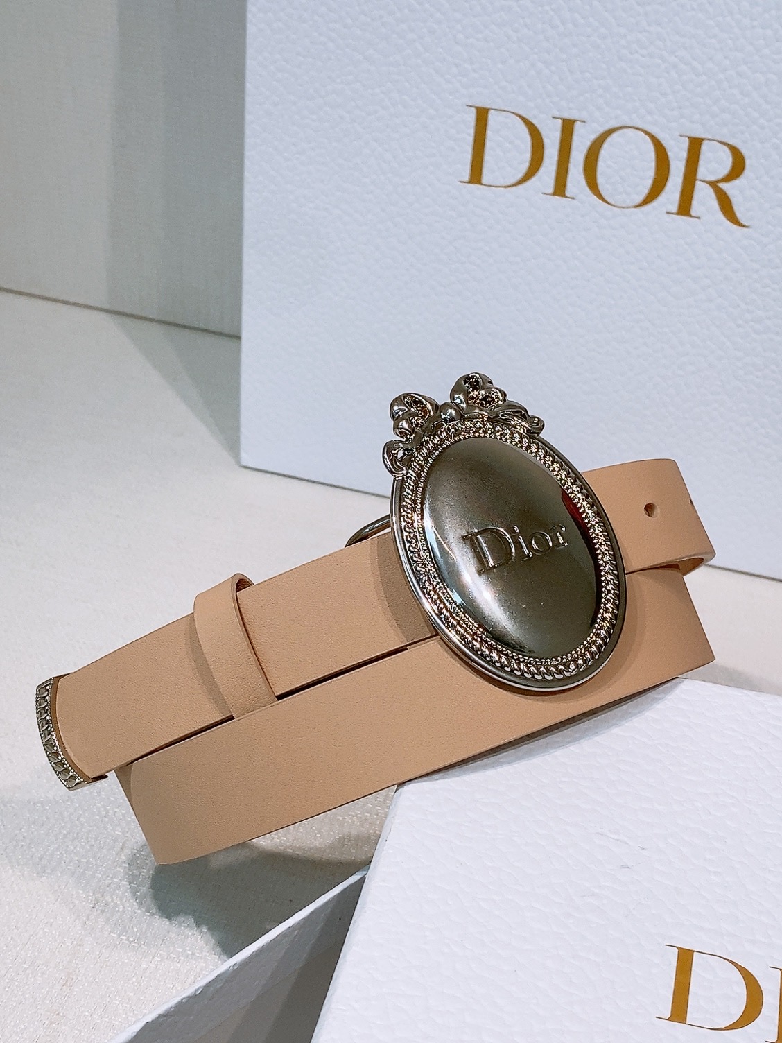 - Look Book Christian Dior 2026椭圆型蝴蝶结腰带 古董感好强！重新诠释Di