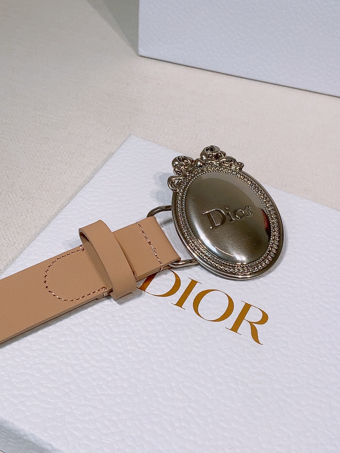 - Look Book Christian Dior 2026椭圆型蝴蝶结腰带 古董感好强！重新诠释Di