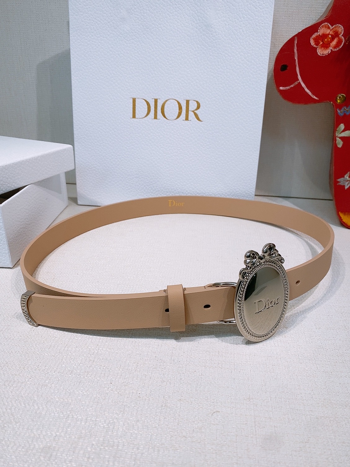 - Look Book Christian Dior 2026椭圆型蝴蝶结腰带 古董感好强！重新诠释Di