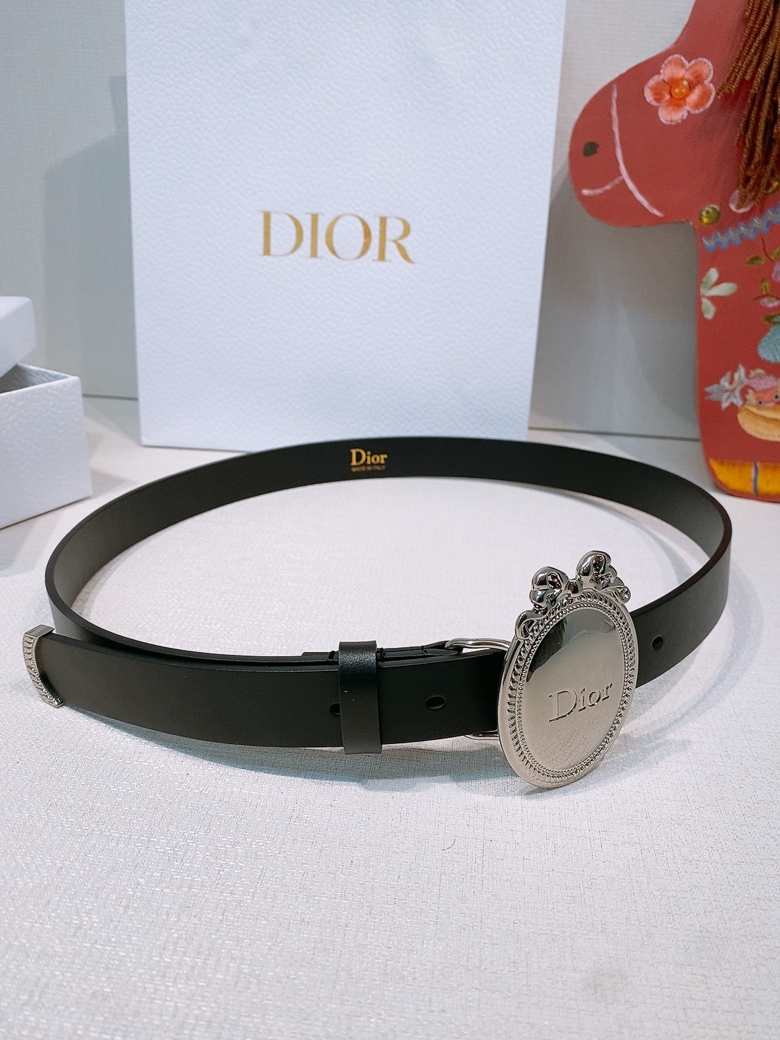 - Look Book Christian Dior 2026椭圆型蝴蝶结腰带 古董感好强！重新诠释Di