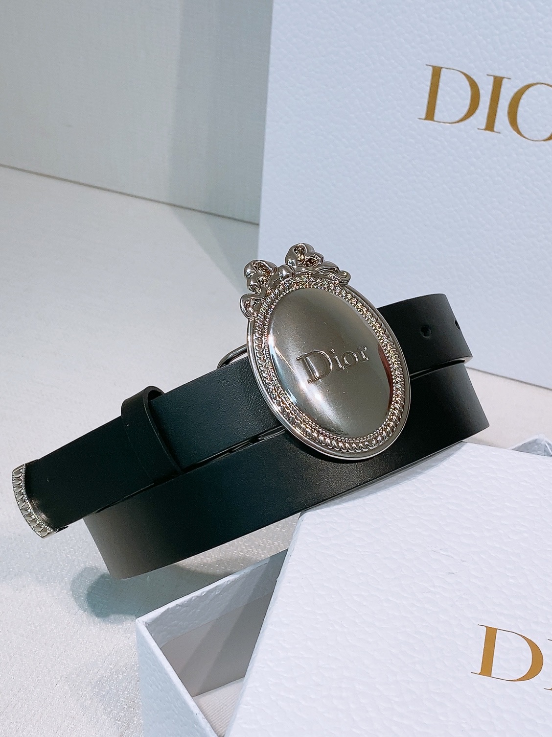 - Look Book Christian Dior 2026椭圆型蝴蝶结腰带 古董感好强！重新诠释Di