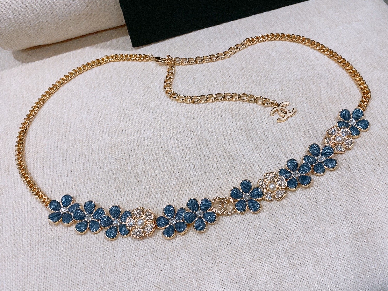 -香家小菊花腰链 beltChanel新入手的#菊花牛仔腰链 金属 人造珍珠 及水钻银与珍珠白 牛仔色系