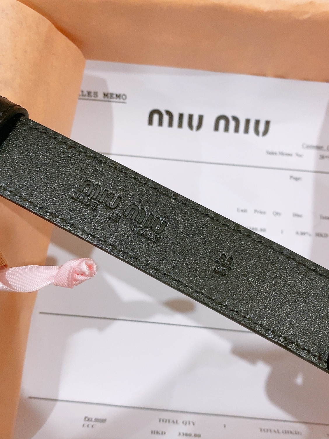 缪缪miumiu专柜新款。 下一个爆款原厂油蜡皮 这款皮革腰带是提升别致造型品味的理想之选。醒目的皮革五