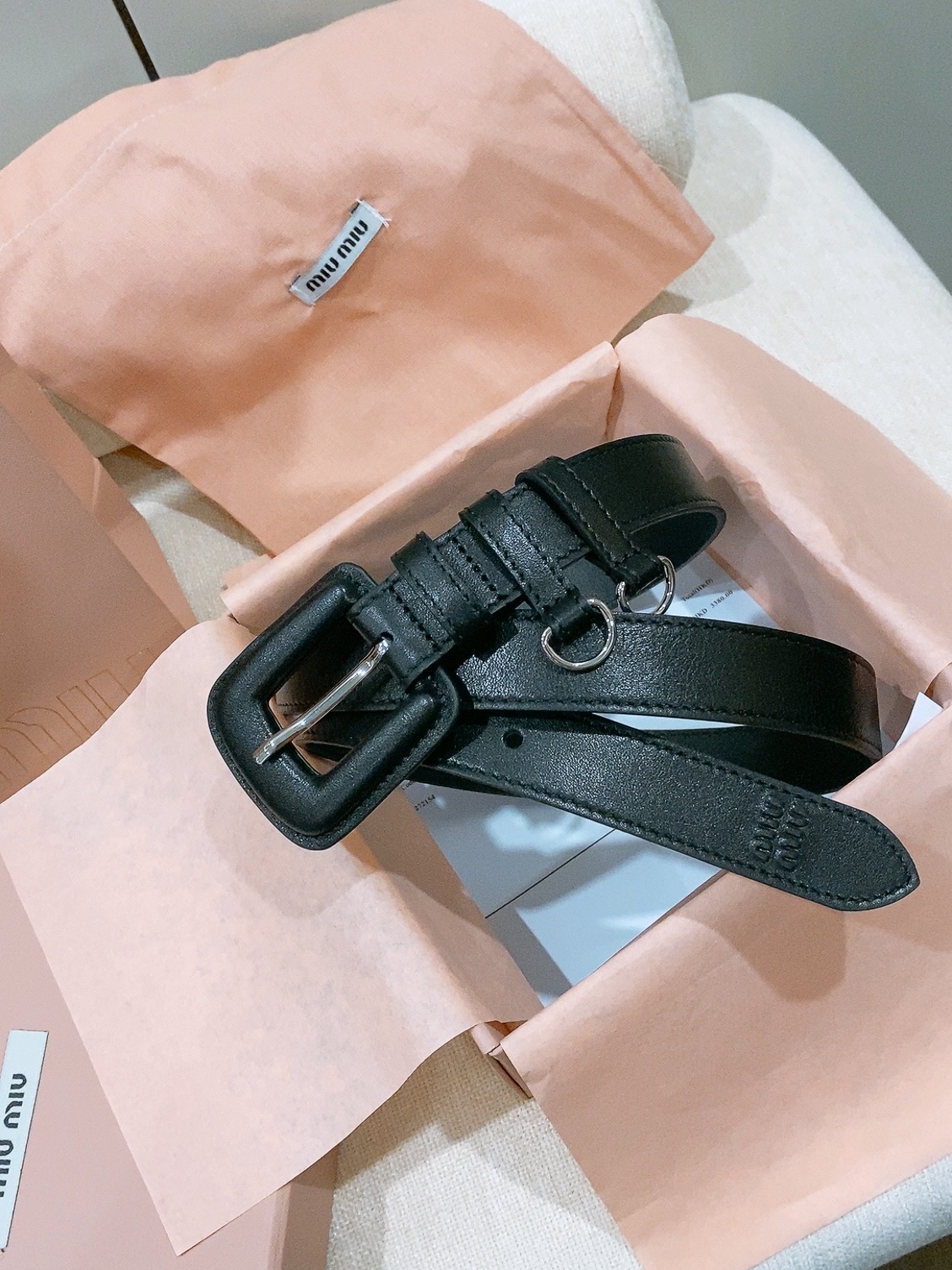 缪缪miumiu专柜新款。 下一个爆款原厂油蜡皮 这款皮革腰带是提升别致造型品味的理想之选。醒目的皮革五