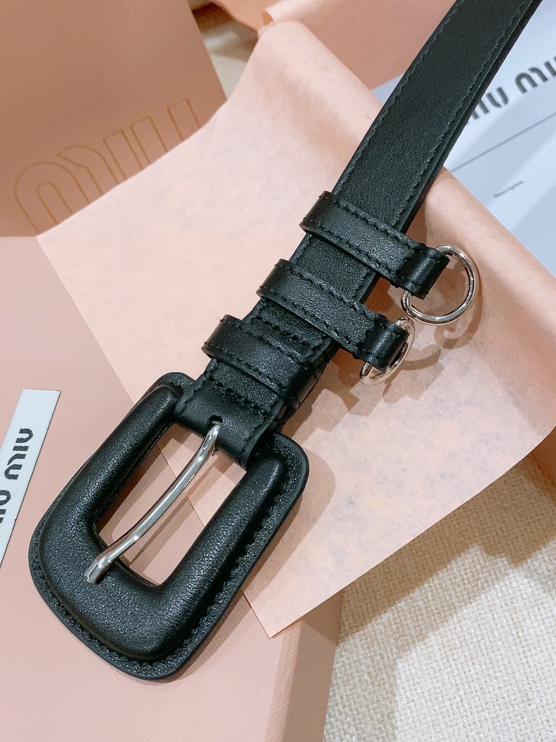 缪缪miumiu专柜新款。 下一个爆款原厂油蜡皮 这款皮革腰带是提升别致造型品味的理想之选。醒目的皮革五