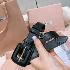 缪缪miumiu专柜新款。 下一个爆款原厂油蜡皮 这款皮革腰带是提升别致造型品味的理想之选。醒目的皮革五 缪缪miumiu专柜新款。 下一个爆款原厂油蜡皮 这款皮革腰带是提升别致造型品味的理想之选。醒目的皮革五