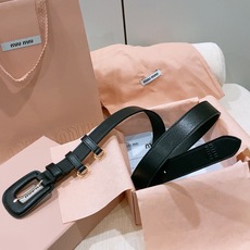 缪缪miumiu专柜新款。 下一个爆款原厂油蜡皮 这款皮革腰带是提升别致造型品味的理想之选。醒目的皮革五 缪缪miumiu专柜新款。 下一个爆款原厂油蜡皮 这款皮革腰带是提升别致造型品味的理想之选。醒目的皮革五