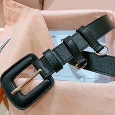 缪缪miumiu专柜新款。 下一个爆款原厂油蜡皮 这款皮革腰带是提升别致造型品味的理想之选。醒目的皮革五 缪缪miumiu专柜新款。 下一个爆款原厂油蜡皮 这款皮革腰带是提升别致造型品味的理想之选。醒目的皮革五