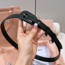 缪缪miumiu专柜新款。 下一个爆款原厂油蜡皮 这款皮革腰带是提升别致造型品味的理想之选。醒目的皮革五 缪缪miumiu专柜新款。 下一个爆款原厂油蜡皮 这款皮革腰带是提升别致造型品味的理想之选。醒目的皮革五