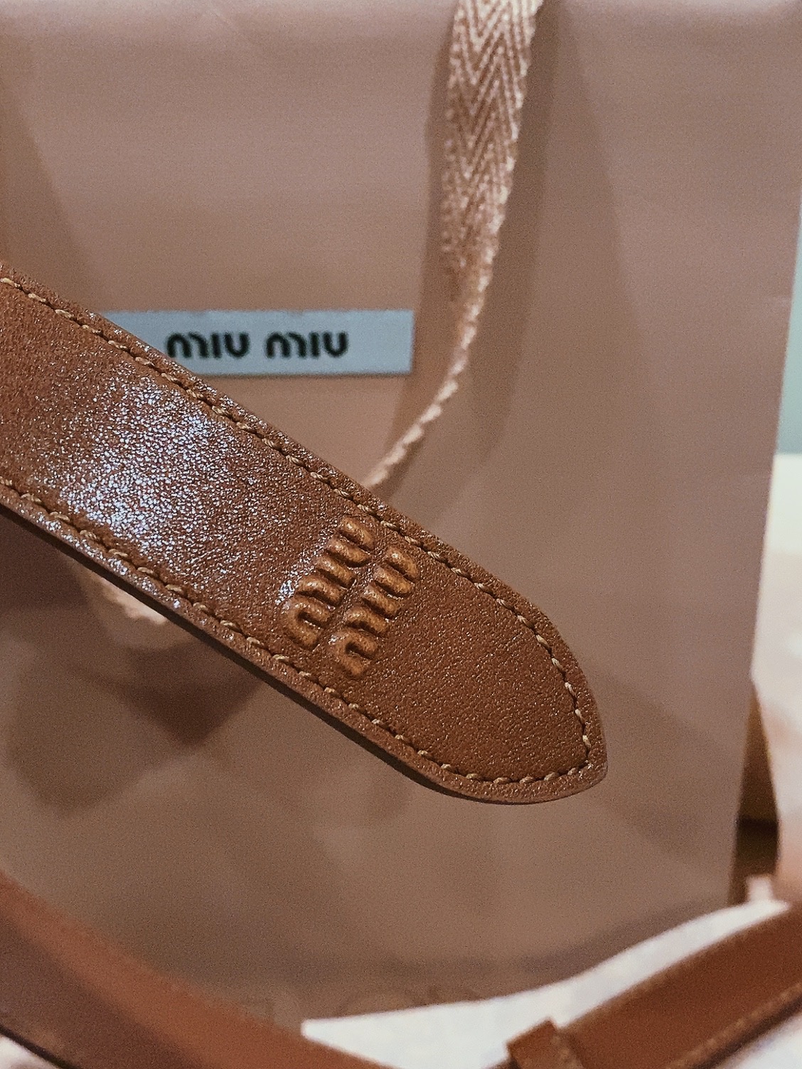 缪缪miumiu专柜新款。 下一个爆款原厂油蜡皮 这款皮革腰带是提升别致造型品味的理想之选。醒目的皮革五