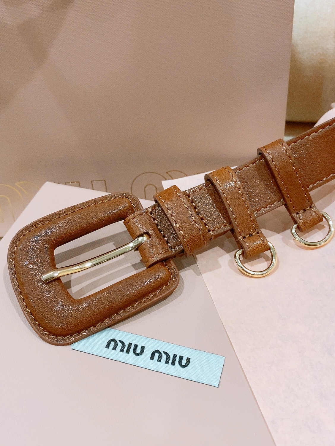 缪缪miumiu专柜新款。 下一个爆款原厂油蜡皮 这款皮革腰带是提升别致造型品味的理想之选。醒目的皮革五