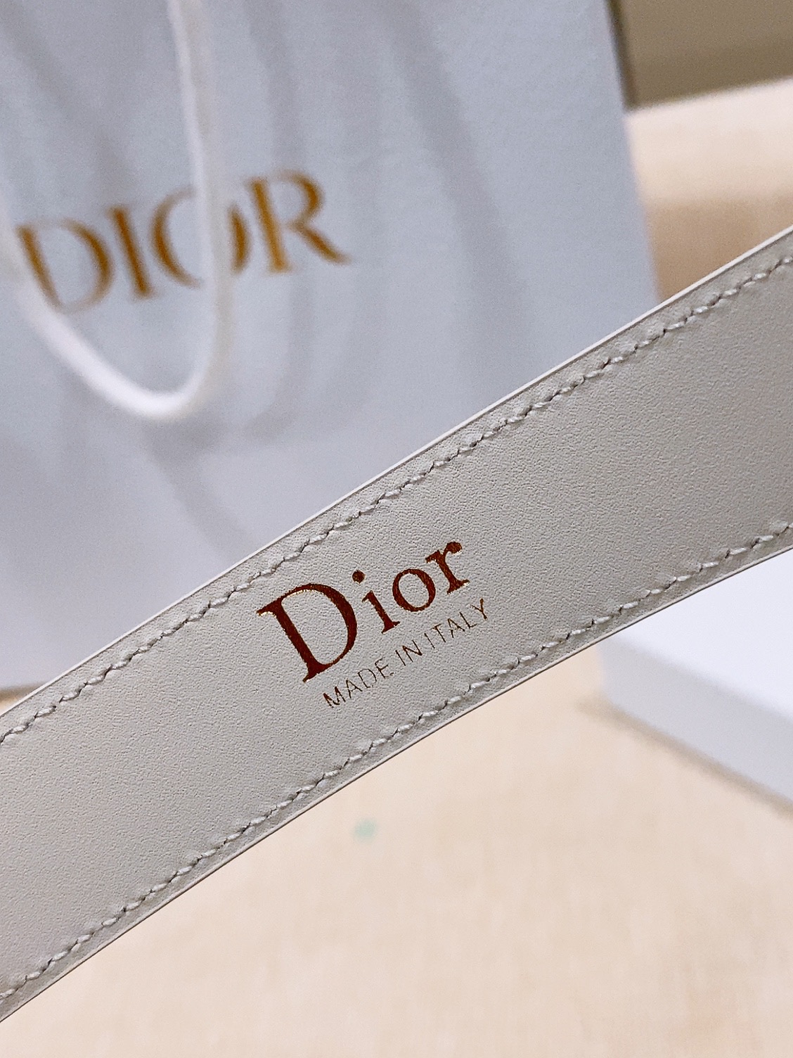 - Dior Cannage 腰带 重新诠释Dior 经典标识。采用光滑牛皮革等材质精心制作，饰以金色饰