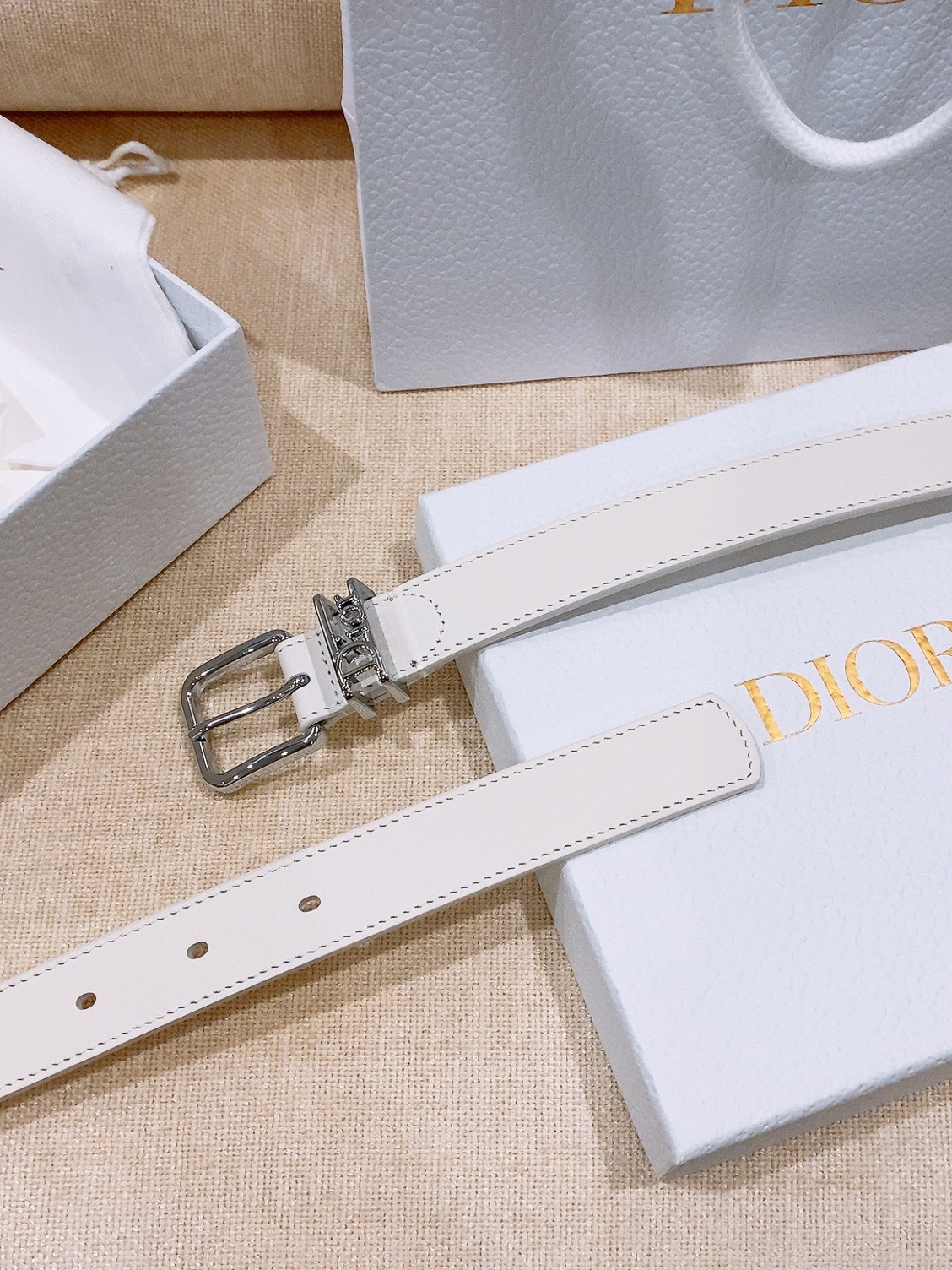 - Dior Cannage 腰带 重新诠释Dior 经典标识。采用光滑牛皮革等材质精心制作，饰以金色饰
