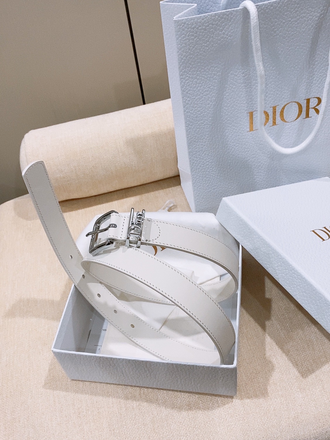 - Dior Cannage 腰带 重新诠释Dior 经典标识。采用光滑牛皮革等材质精心制作，饰以金色饰