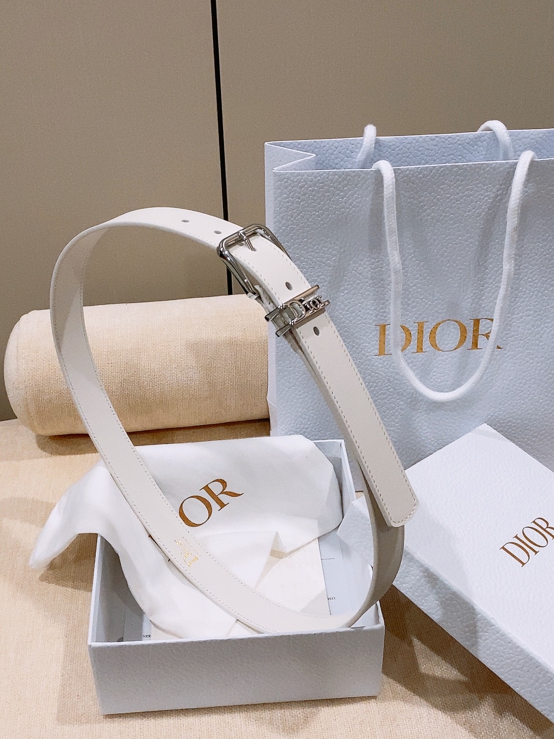 - Dior Cannage 腰带 重新诠释Dior 经典标识。采用光滑牛皮革等材质精心制作，饰以金色饰