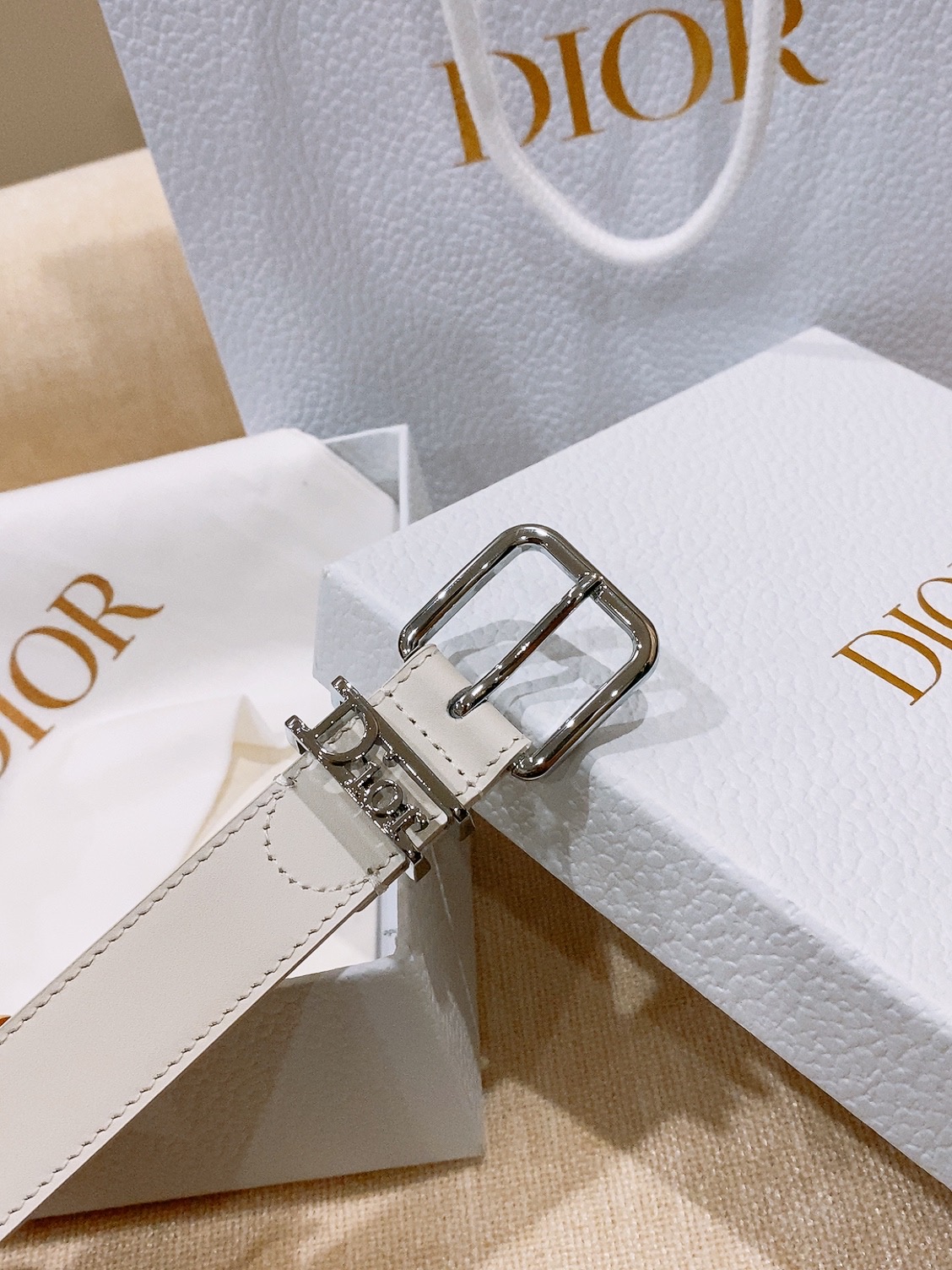- Dior Cannage 腰带 重新诠释Dior 经典标识。采用光滑牛皮革等材质精心制作，饰以金色饰