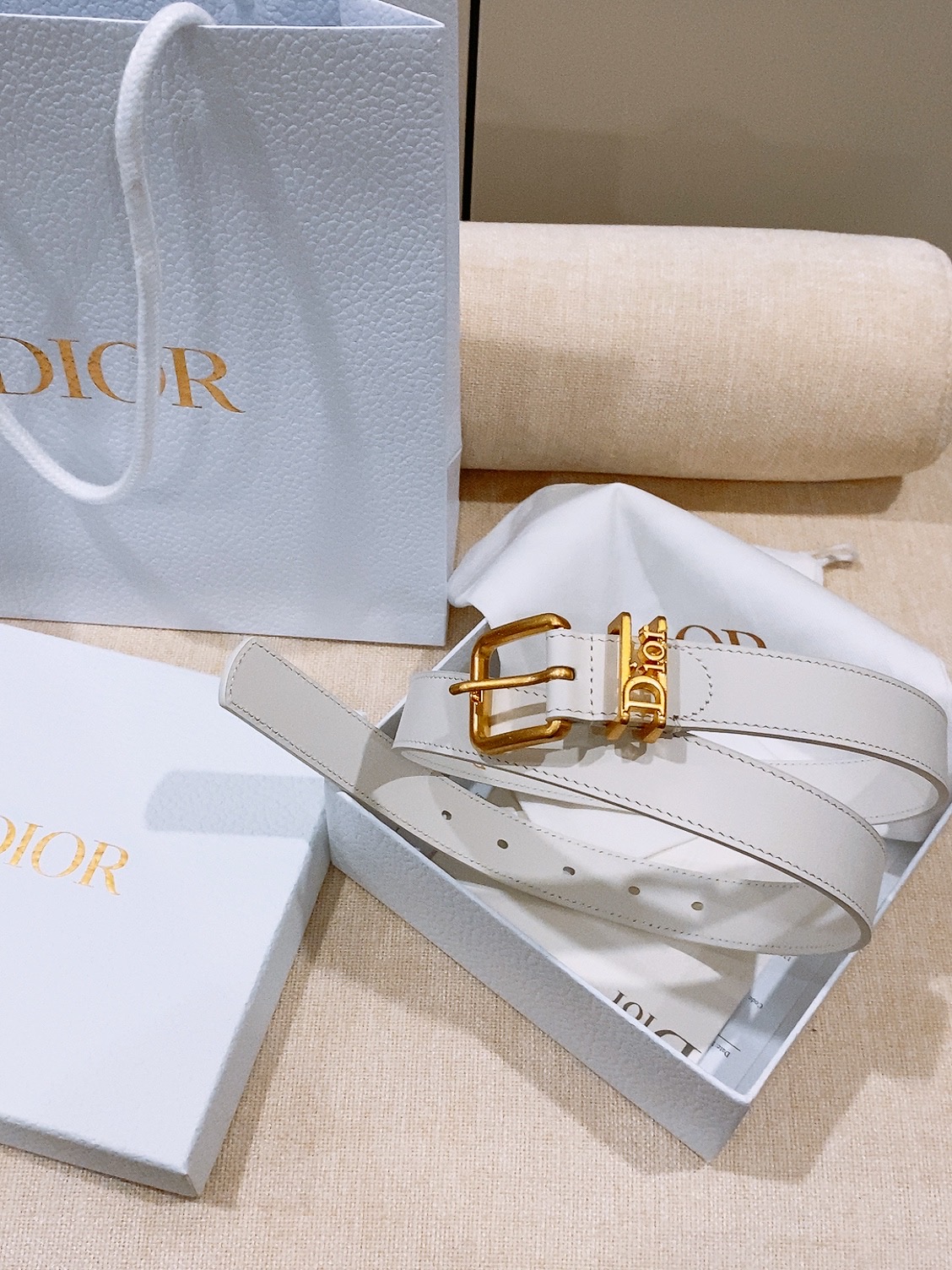 - Dior Cannage 腰带 重新诠释Dior 经典标识。采用光滑牛皮革等材质精心制作，饰以金色饰