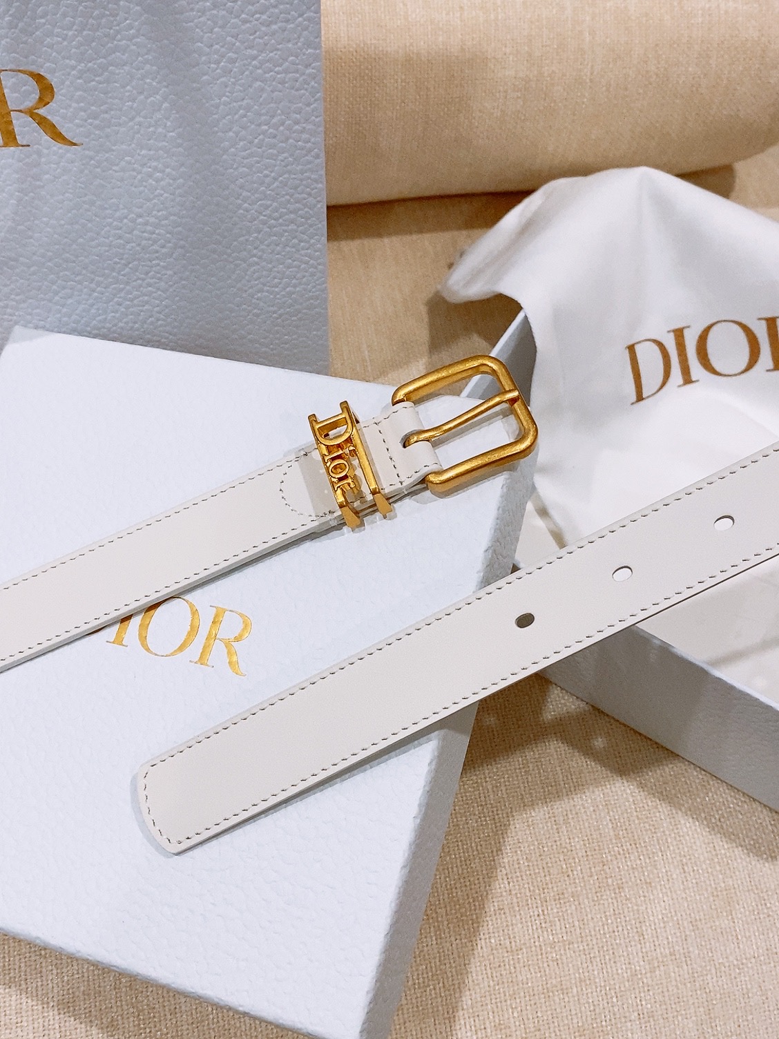 - Dior Cannage 腰带 重新诠释Dior 经典标识。采用光滑牛皮革等材质精心制作，饰以金色饰