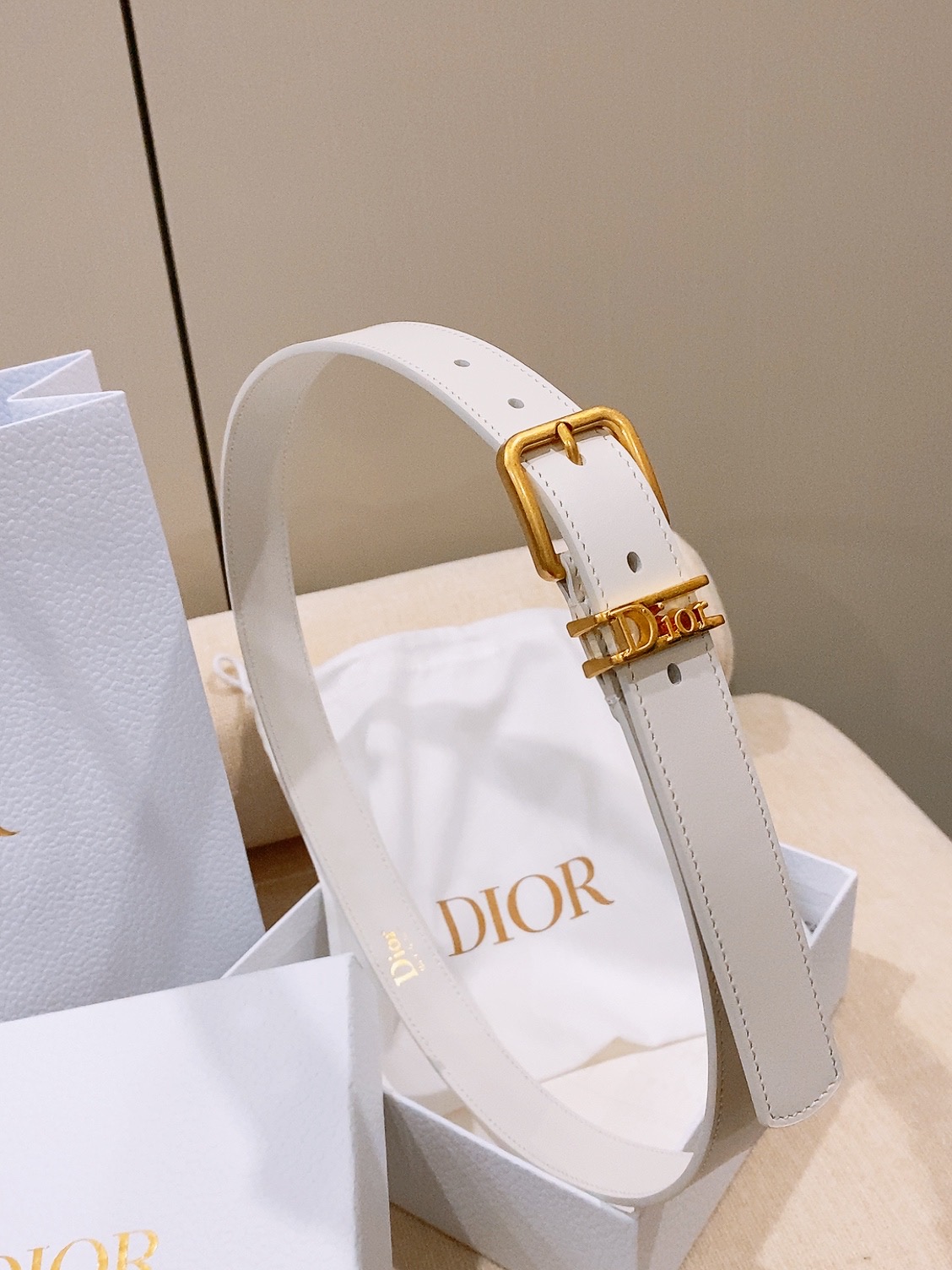 - Dior Cannage 腰带 重新诠释Dior 经典标识。采用光滑牛皮革等材质精心制作，饰以金色饰
