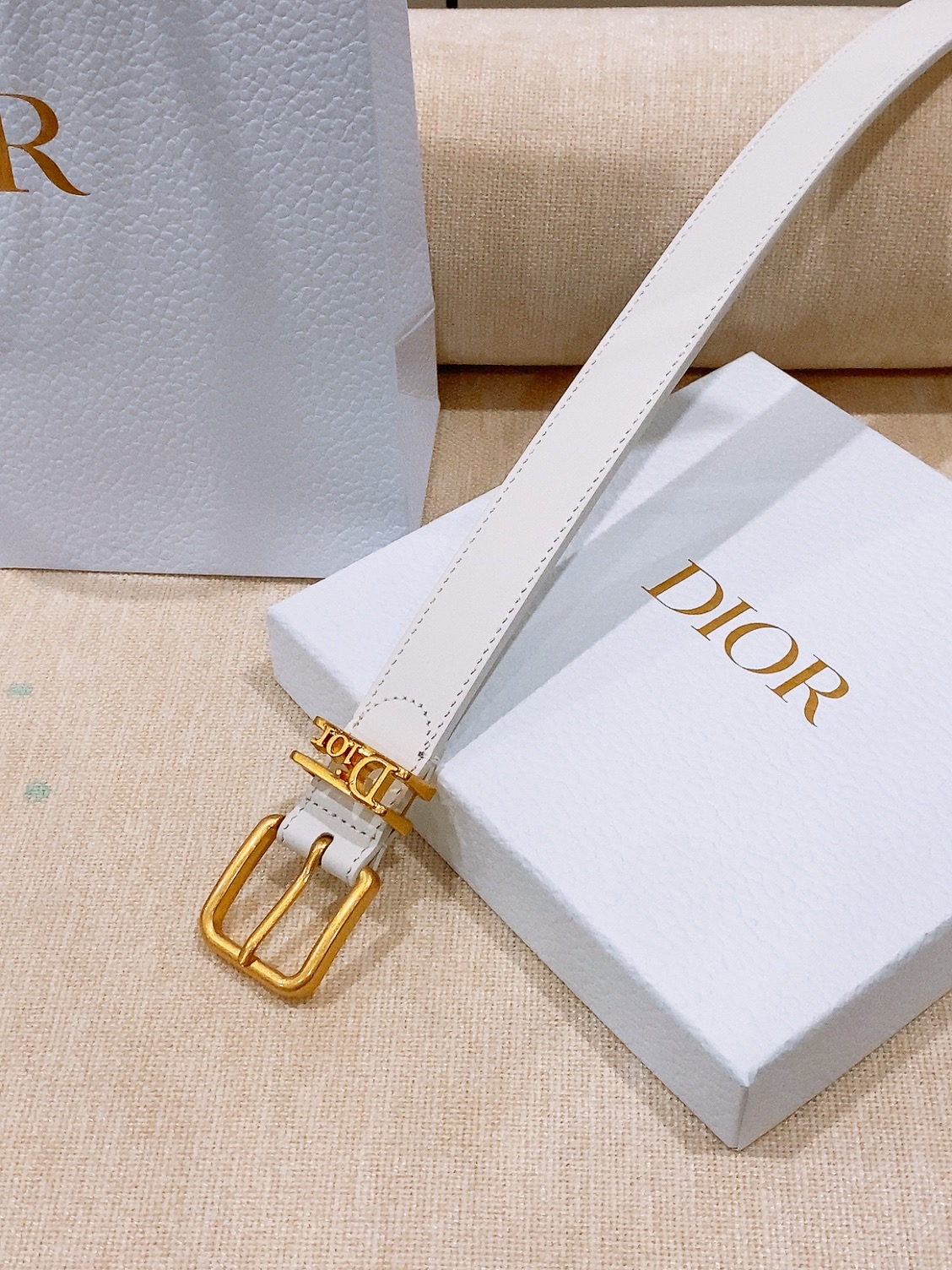 - Dior Cannage 腰带 重新诠释Dior 经典标识。采用光滑牛皮革等材质精心制作，饰以金色饰