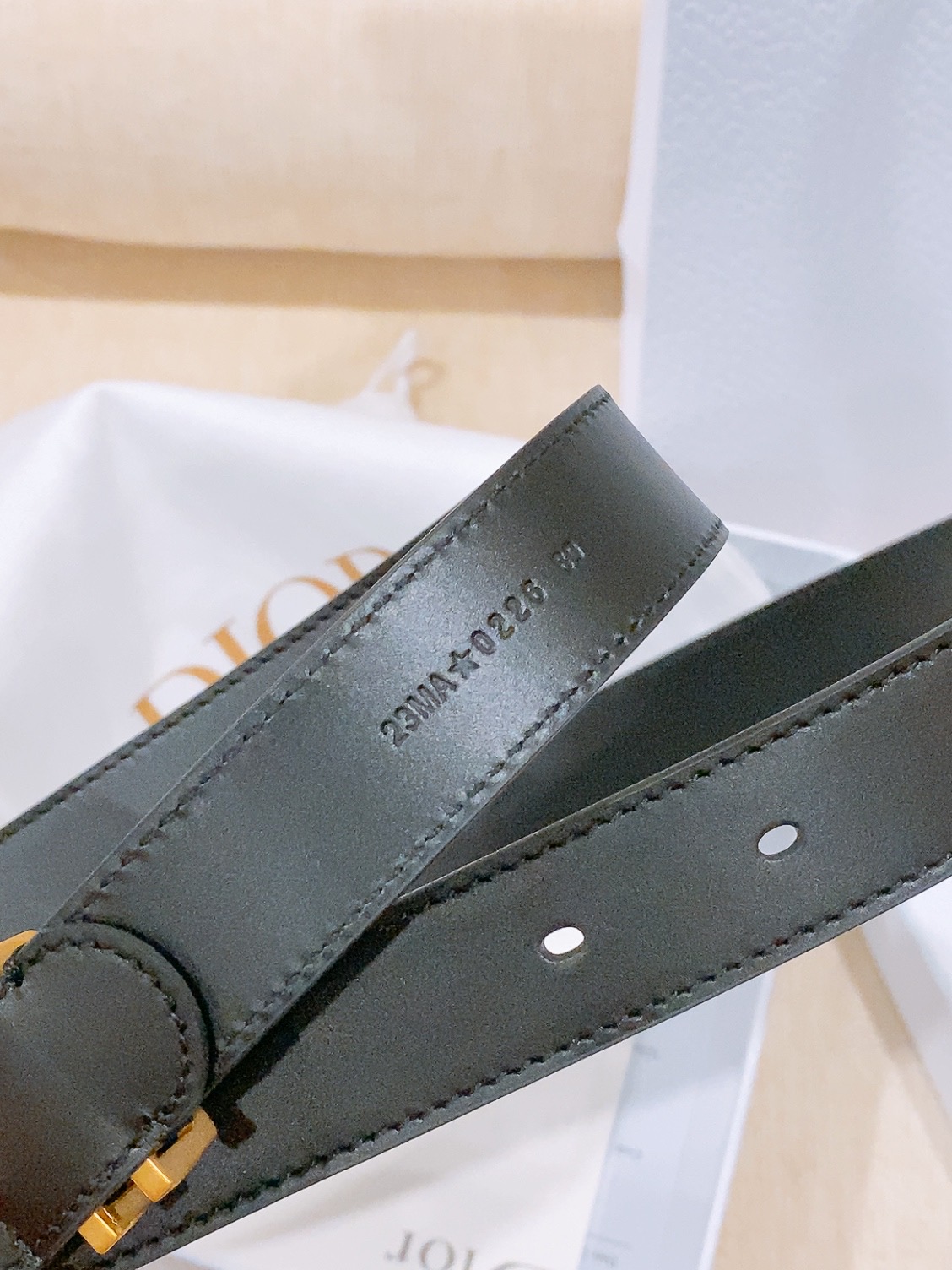 - Dior Cannage 腰带 重新诠释Dior 经典标识。采用光滑牛皮革等材质精心制作，饰以金色饰