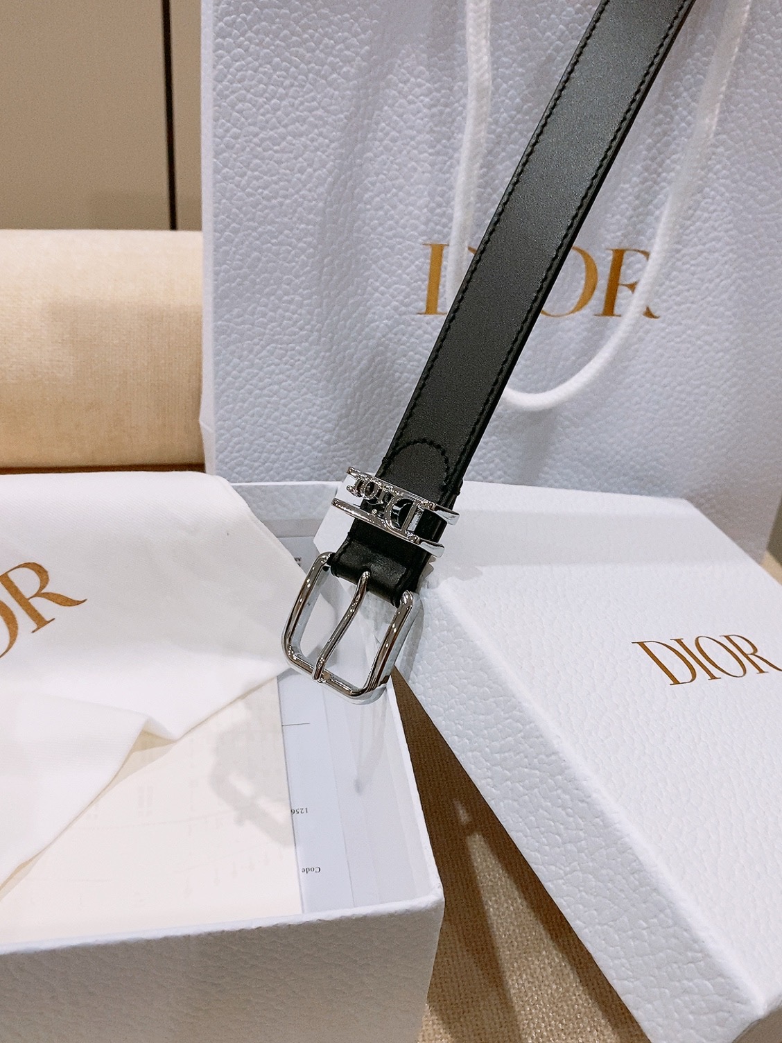 - Dior Cannage 腰带 重新诠释Dior 经典标识。采用光滑牛皮革等材质精心制作，饰以金色饰