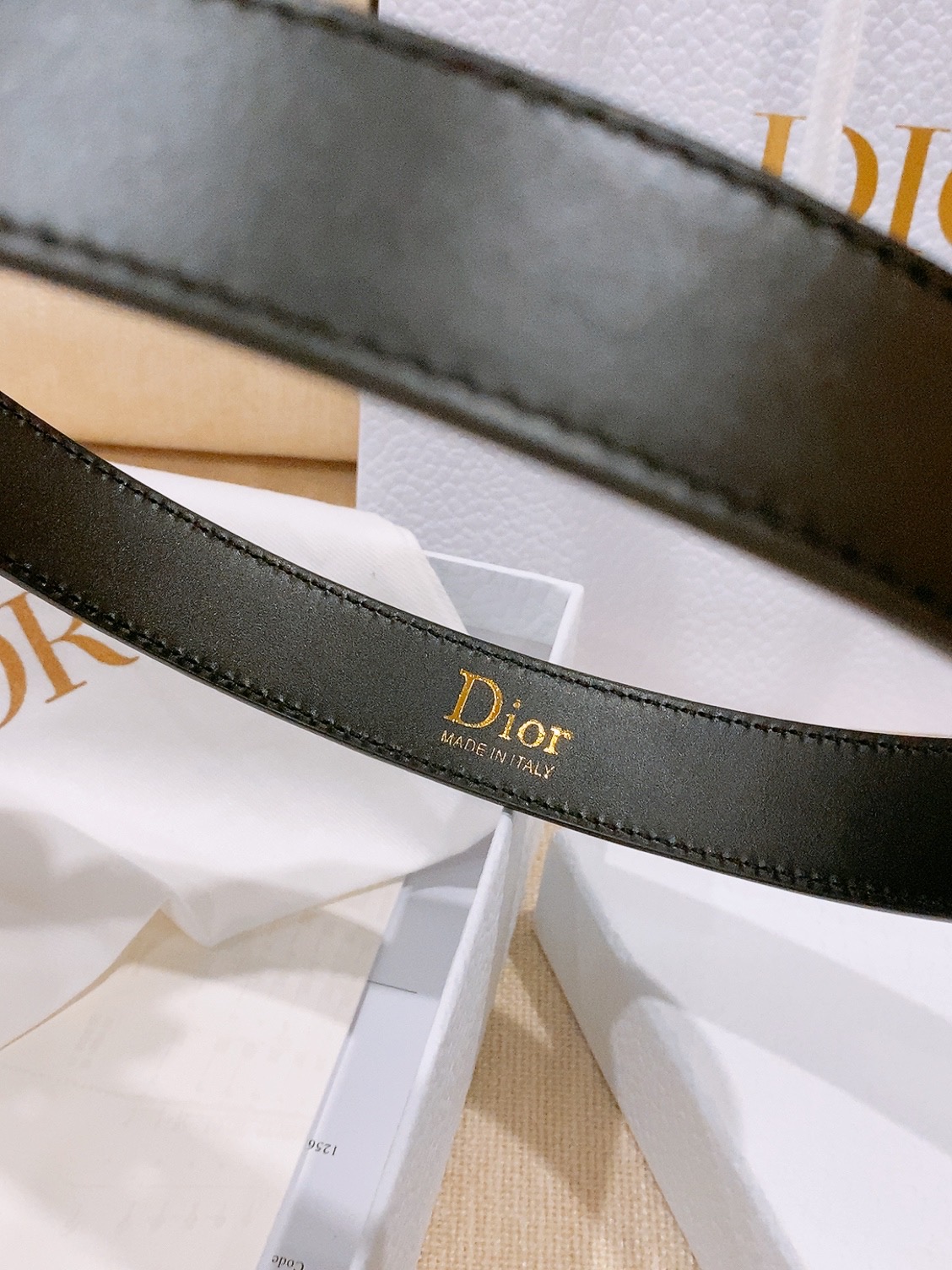 - Dior Cannage 腰带 重新诠释Dior 经典标识。采用光滑牛皮革等材质精心制作，饰以金色饰