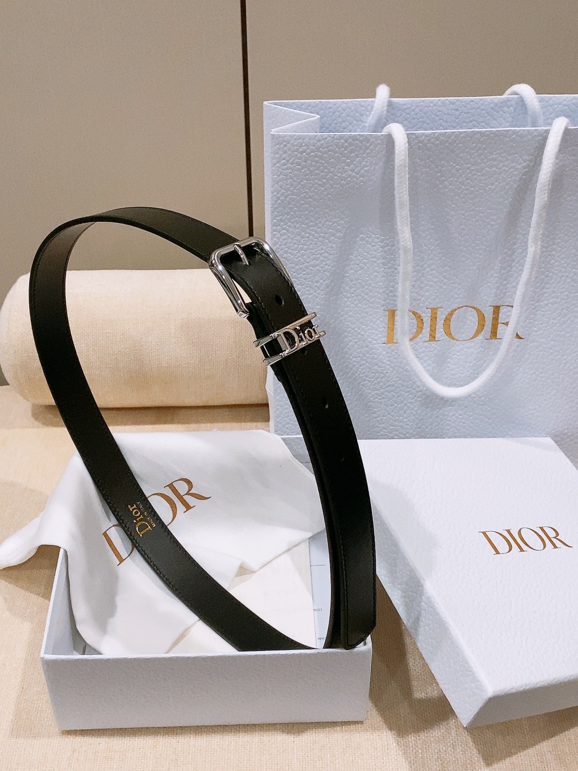 - Dior Cannage 腰带 重新诠释Dior 经典标识。采用光滑牛皮革等材质精心制作，饰以金色饰