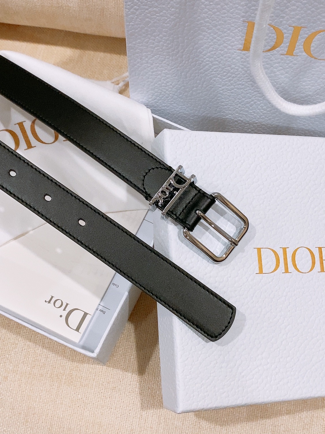 - Dior Cannage 腰带 重新诠释Dior 经典标识。采用光滑牛皮革等材质精心制作，饰以金色饰