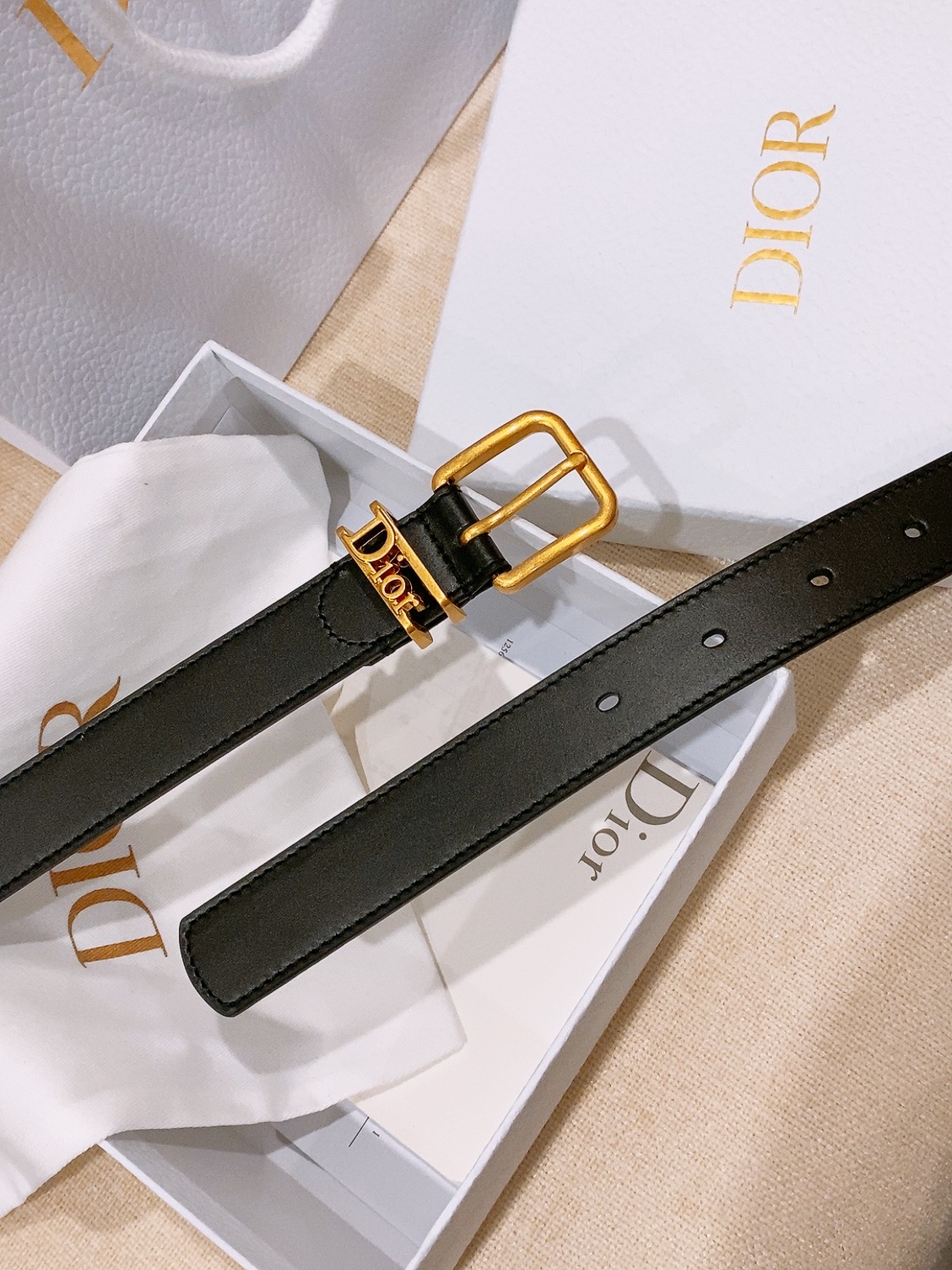 - Dior Cannage 腰带 重新诠释Dior 经典标识。采用光滑牛皮革等材质精心制作，饰以金色饰