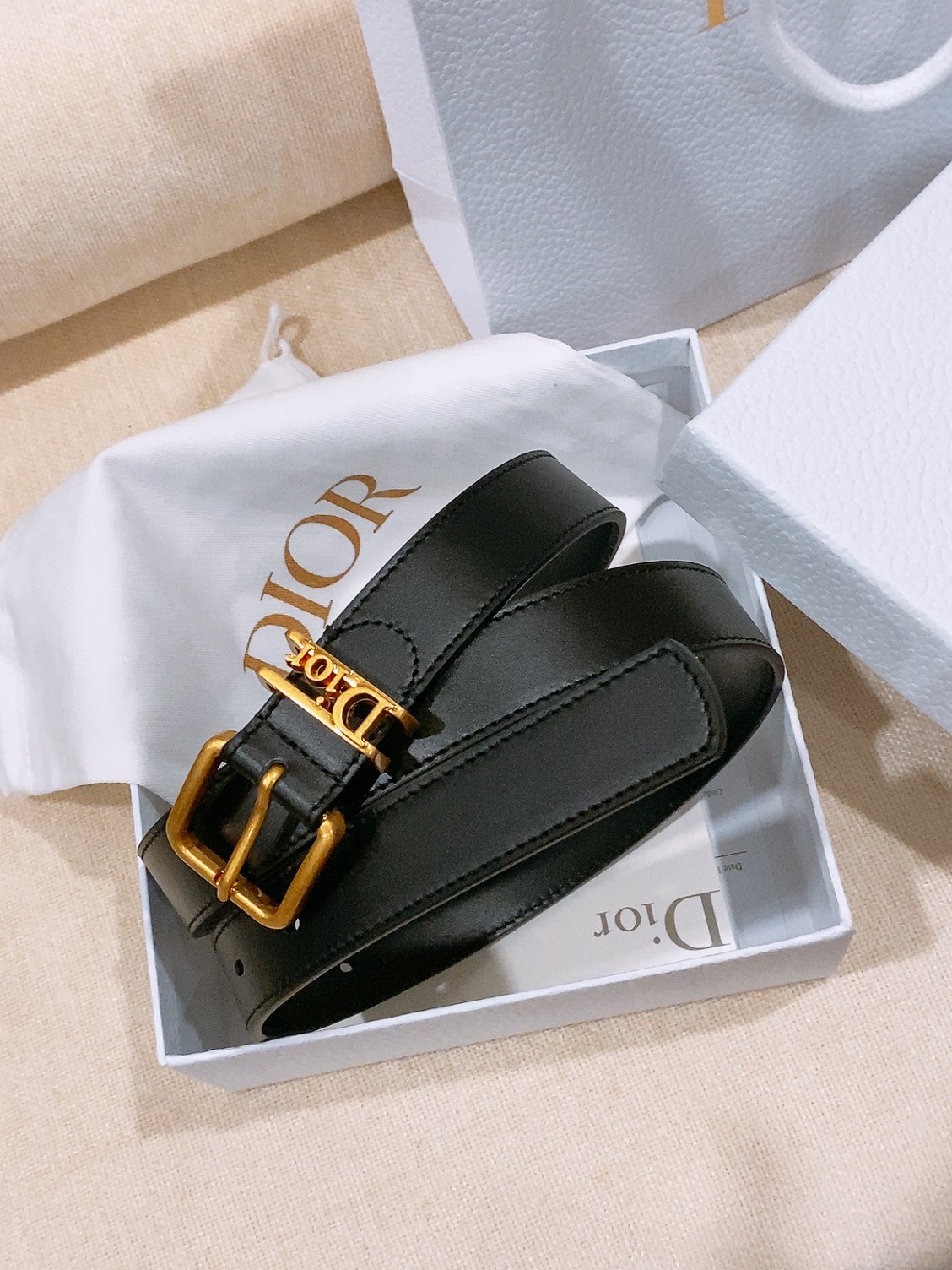 - Dior Cannage 腰带 重新诠释Dior 经典标识。采用光滑牛皮革等材质精心制作，饰以金色饰