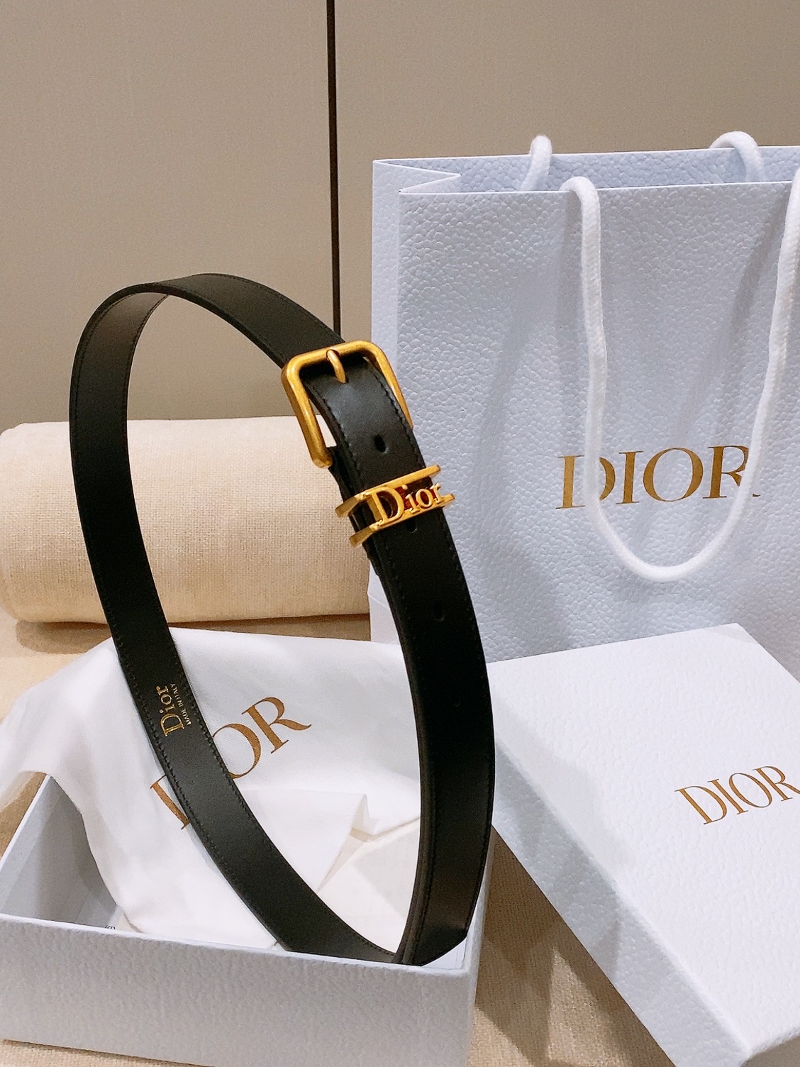 - Dior Cannage 腰带 重新诠释Dior 经典标识。采用光滑牛皮革等材质精心制作，饰以金色饰