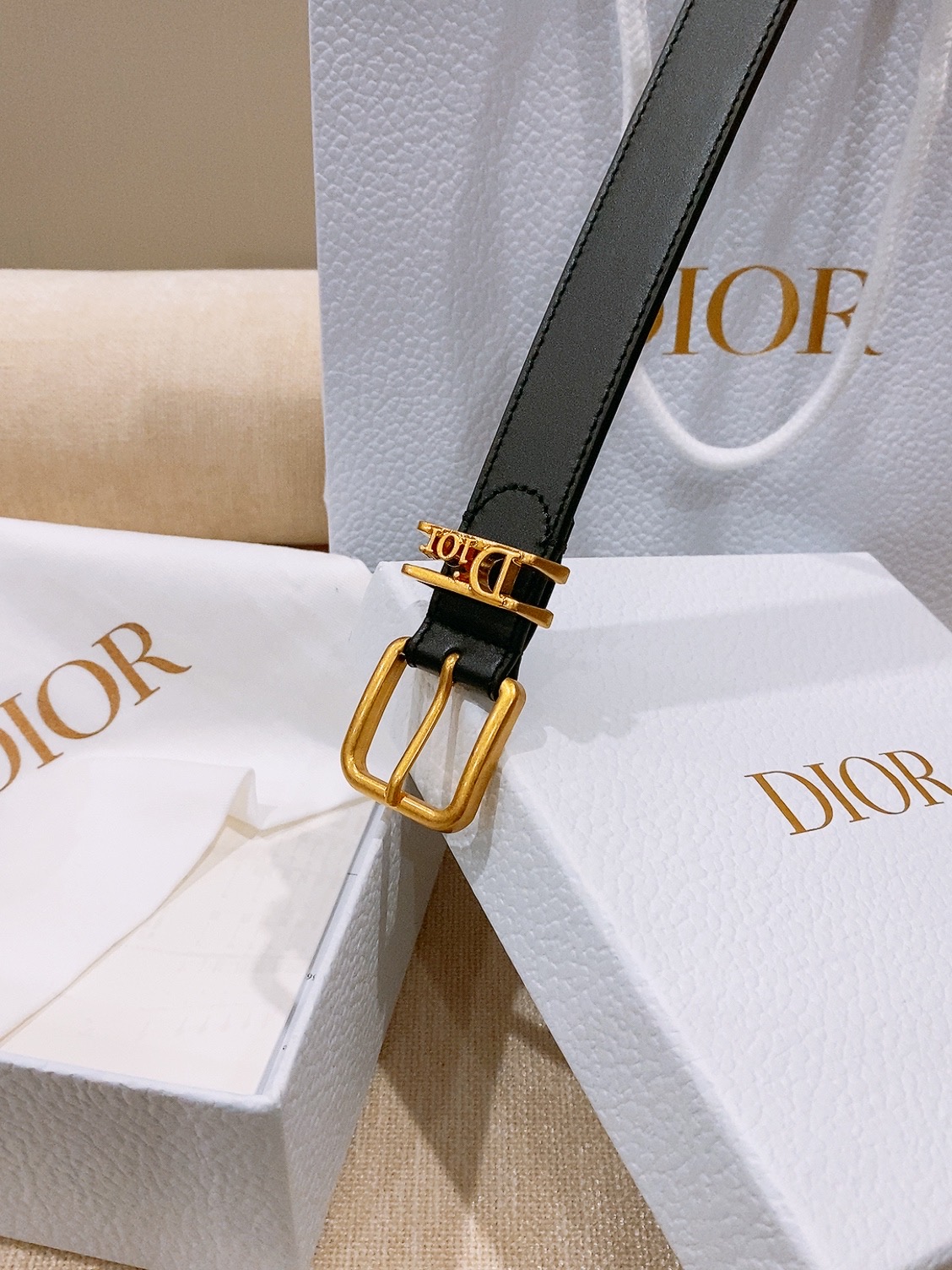 - Dior Cannage 腰带 重新诠释Dior 经典标识。采用光滑牛皮革等材质精心制作，饰以金色饰